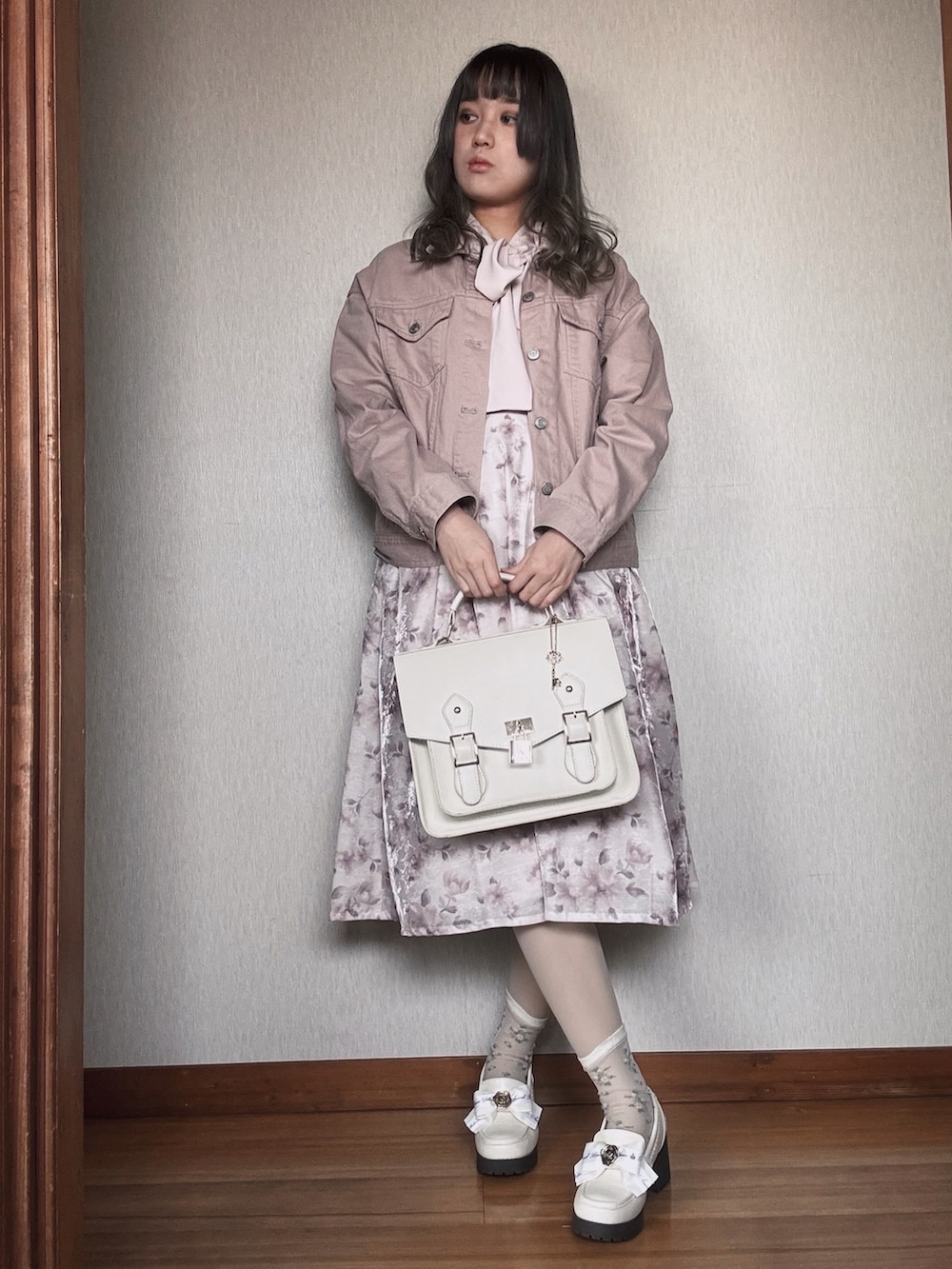 「ピンクコーデ、淡色女子、フェミニンコーデ、ガーリーコーデ、ロマンティックコーデ、上品カジュアル」｜「Amavelのアイテム（バックパック/リュック、ホワイト系）」を使った、すずらんさん（骨格ウェーブ・レディース・162cm）の冬コーディネートの2枚目の写真