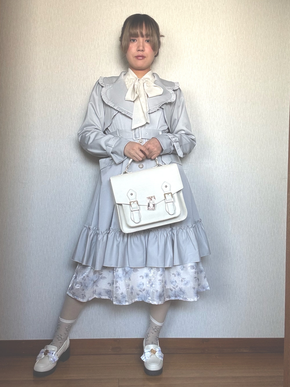 「春コーデ、フェミニン、ブルー x ホワイト、大人ガーリー、大人かわいい、プリンセスコーデ、デートコーデ、お出かけコーデ、amavel、toccocloset、Honeys」｜「Amavelのアイテム（バックパック/リュック、ホワイト系）」を使った、すずらんさん（骨格ウェーブ・レディース・162cm）の冬コーディネートの4枚目の写真