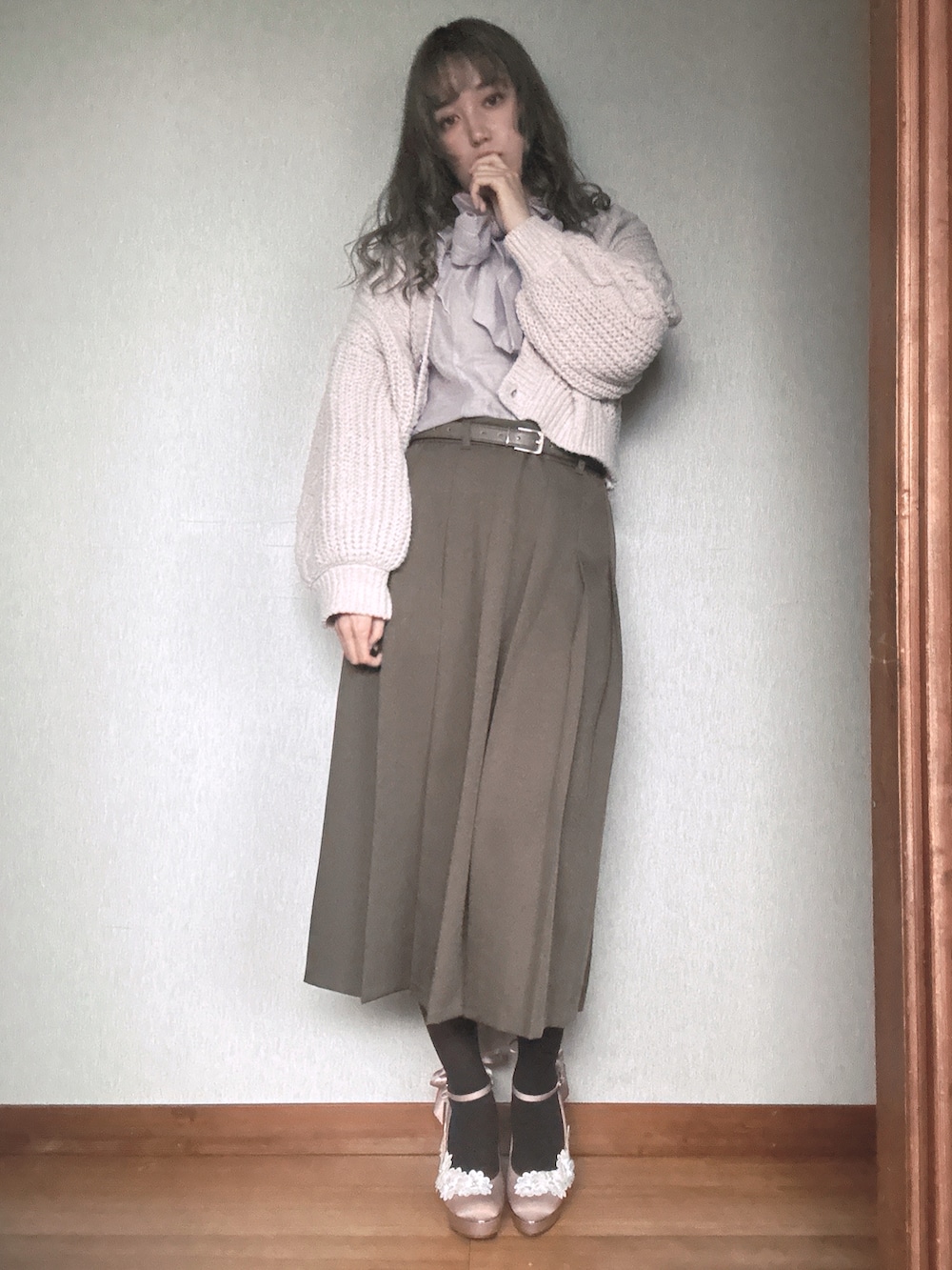 「秋っぽコーデ更新中、休日スタイル、大人かわいい、オトナ女子、ピンク」｜「GUのアイテム（スカート、ブラウン系）」を使った、すずらんさん（骨格ウェーブ・レディース・162cm）の秋コーディネートの2枚目の写真