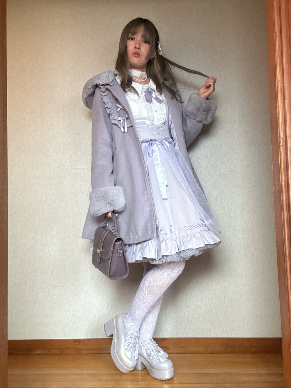 「冬コーデ、ラベンダーカラー、デートコーデ、お出かけコーデ」｜「Amavelのアイテム（シャツ/ブラウス、ホワイト系）」を使った、すずらんさん（骨格ウェーブ・レディース・162cm）の秋コーディネートの4枚目の写真