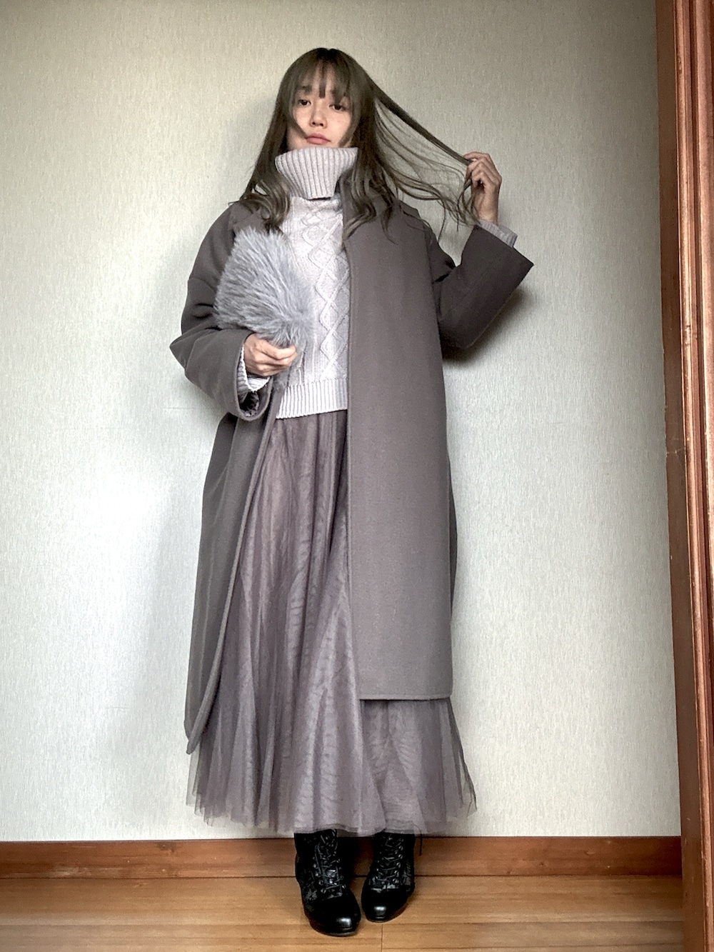 「グレー、冬コーデ、お出かけコーデ」｜「INGNIのアイテム（ニット/セーター、ブルー系）」を使った、すずらんさん（骨格ウェーブ・レディース・162cm）の秋コーディネートの2枚目の写真
