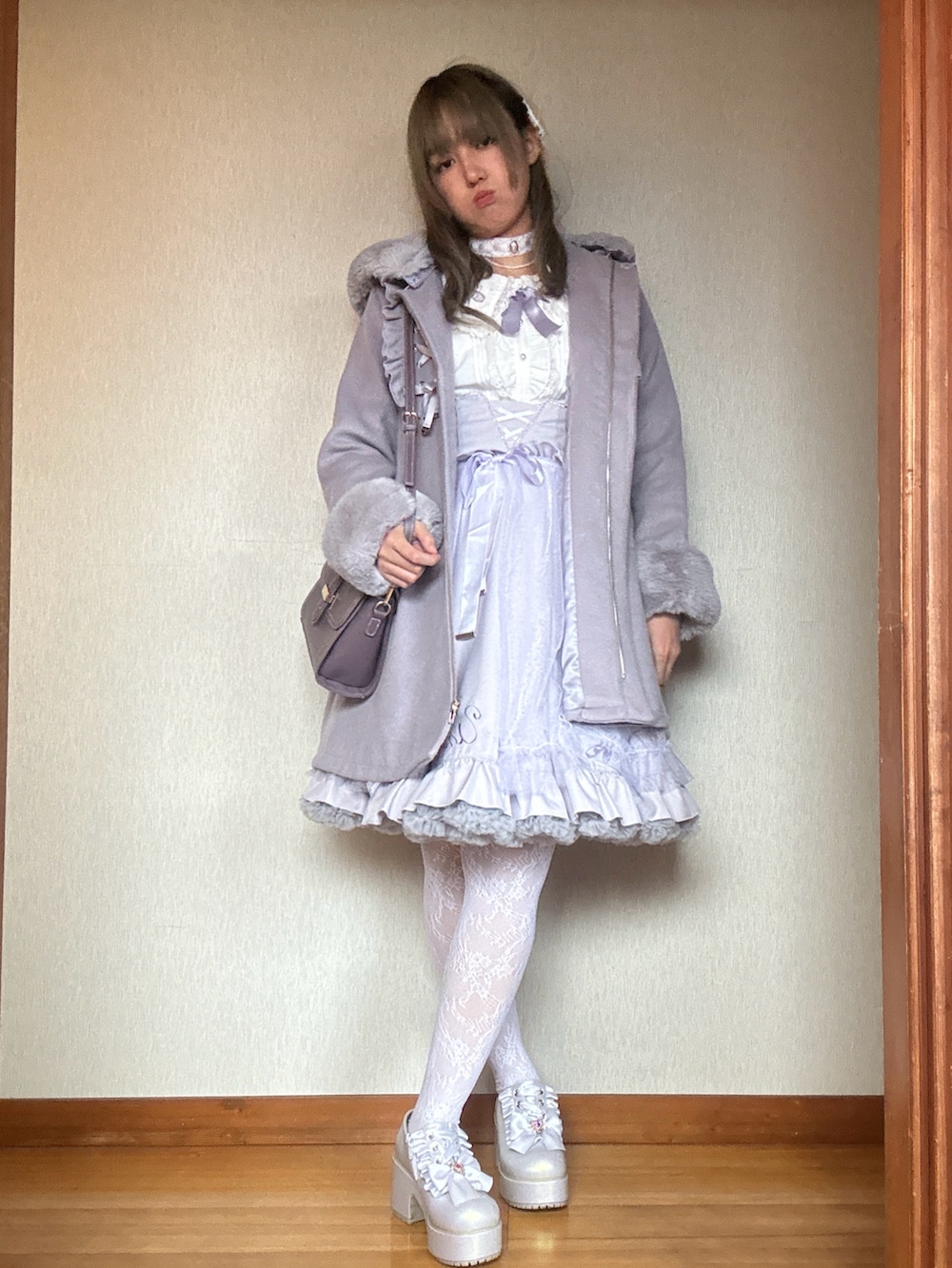 「冬コーデ、ラベンダーカラー、デートコーデ、お出かけコーデ」｜「Amavelのアイテム（シャツ/ブラウス、ホワイト系）」を使った、すずらんさん（骨格ウェーブ・レディース・162cm）の秋コーディネートの2枚目の写真