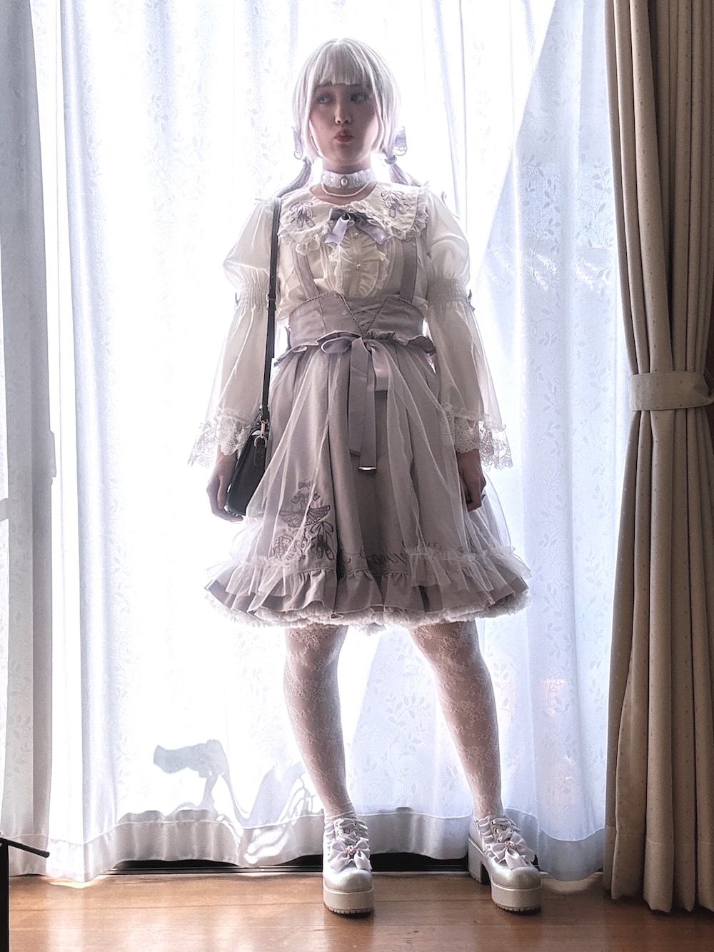 「amavel、ロリータ、幻想コーデ、非日常なコーデ」｜「Amavelのアイテム（シャツ/ブラウス、ホワイト系）」を使った、すずらんさん（骨格ウェーブ・レディース・162cm）の秋コーディネートの3枚目の写真
