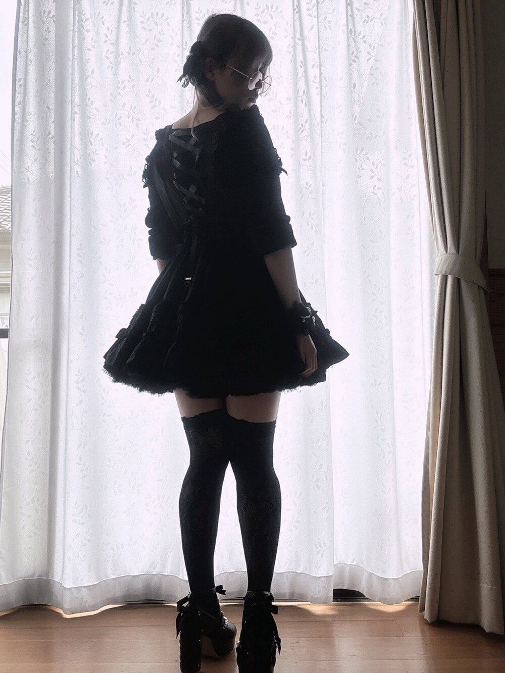 「魔女コーデ、ブラックコーデ」｜「LIZ LISAのアイテム（ワンピース、ブラック系）」を使った、すずらんさん（骨格ウェーブ・レディース・162cm）の秋コーディネートの2枚目の写真