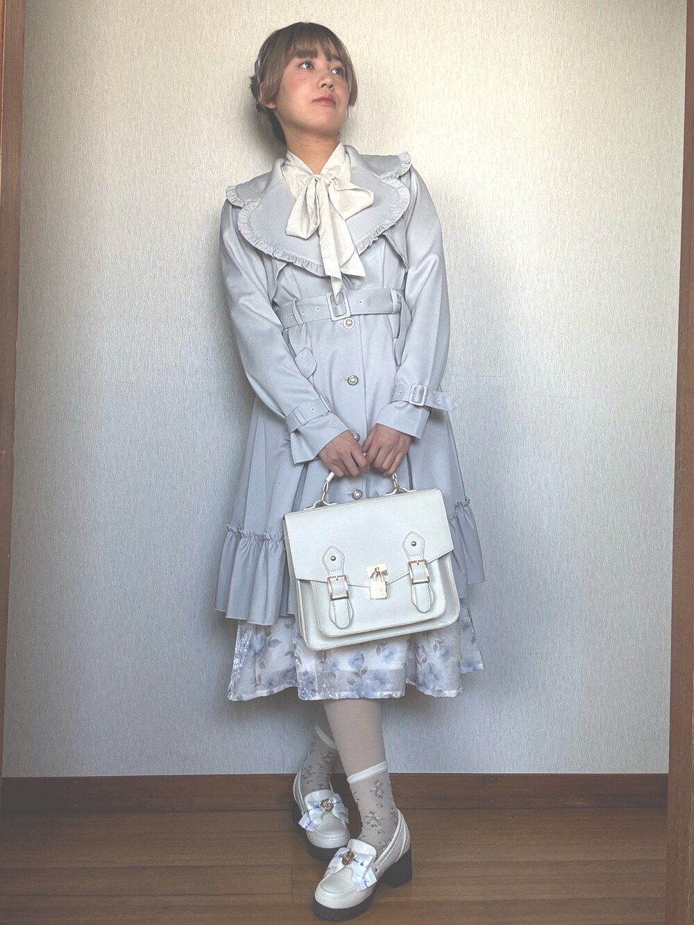 「春コーデ、フェミニン、ブルー x ホワイト、大人ガーリー、大人かわいい、プリンセスコーデ、デートコーデ、お出かけコーデ、amavel、toccocloset、Honeys」｜「Amavelのアイテム（バックパック/リュック、ホワイト系）」を使った、すずらんさん（骨格ウェーブ・レディース・162cm）の冬コーディネートの2枚目の写真