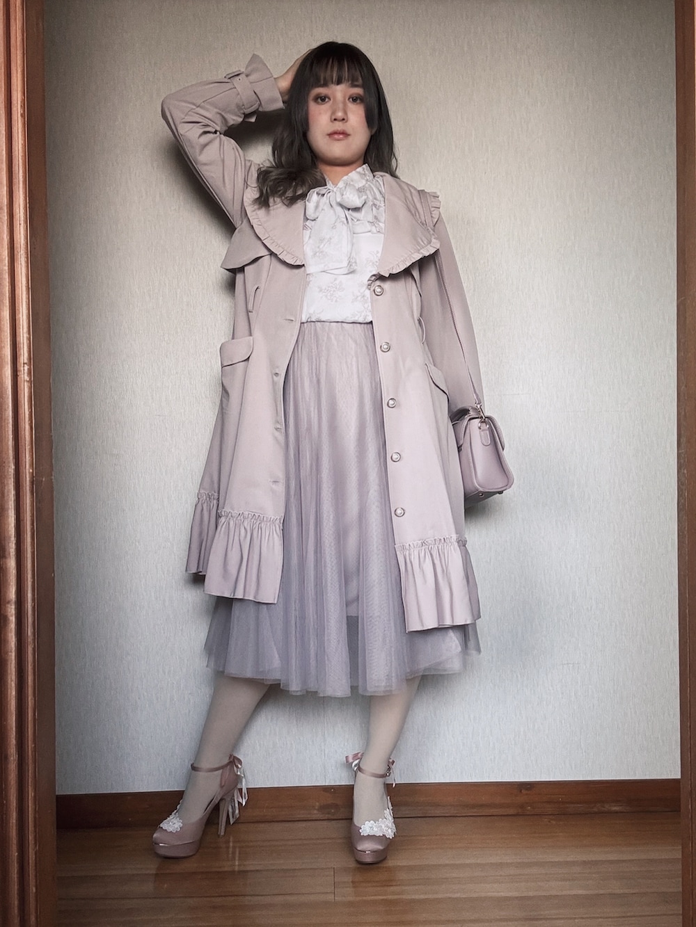 「ピンクコーデ、淡色女子、フェミニンコーデ、ガーリーコーデ、大人ガーリー、春コーデ、ロマンティックコーデ、上品カジュアル」｜「GRLのアイテム（スカート、ピンク系）」を使った、すずらんさん（骨格ウェーブ・レディース・162cm）の冬コーディネートの4枚目の写真
