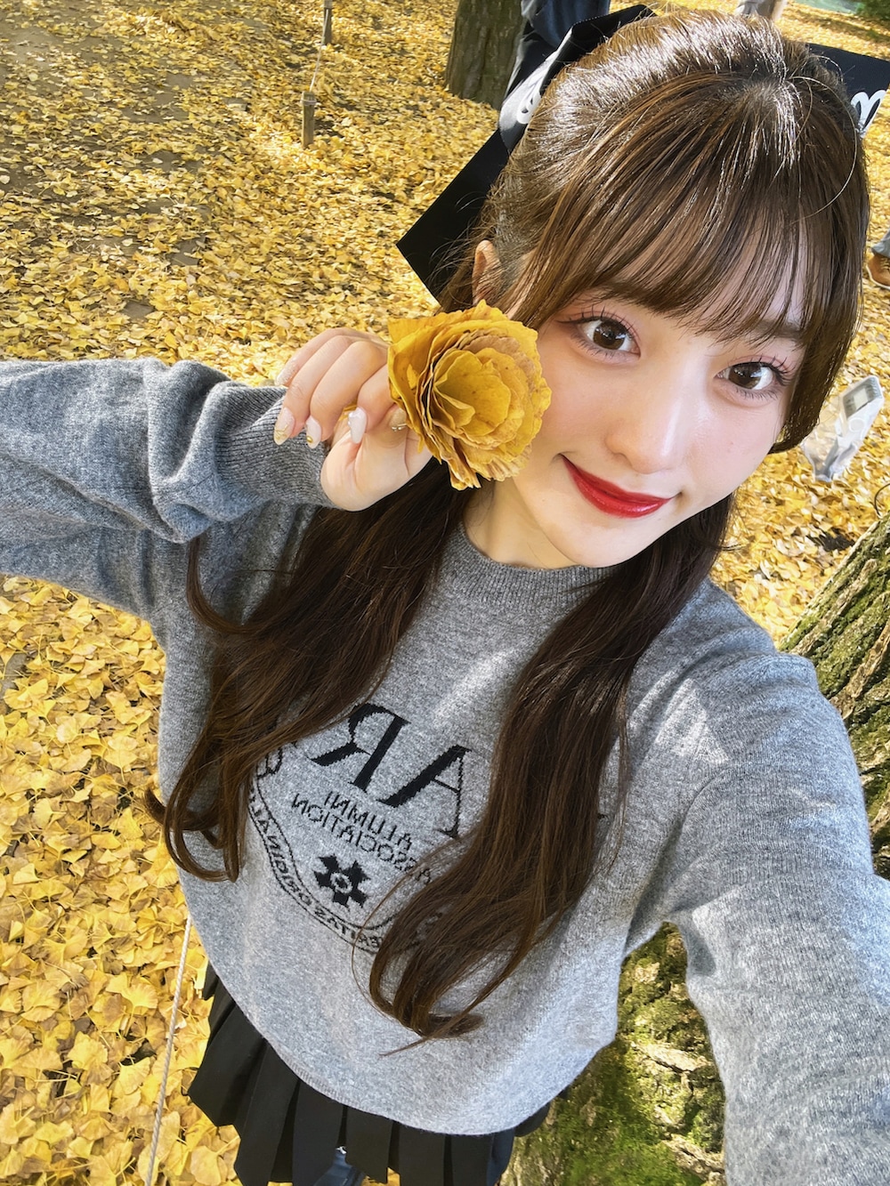「秋冬コーデ、オトナカジュアル、お出かけコーデ、韓国ファッション、モノトーン、休日スタイル、休日コーデ、ローファー、セーター、ニット、Mardi Mercredi、スカート、キレイめ、シンプル、オトナ女子」｜「Mardi MercrediのHAIR CLIP LOGO RIBBON（バレッタ/ヘアクリップ、ブラック系）」を使った、きらりさん（骨格ストレート・レディース・164cm）の秋コーディネートの3枚目の写真