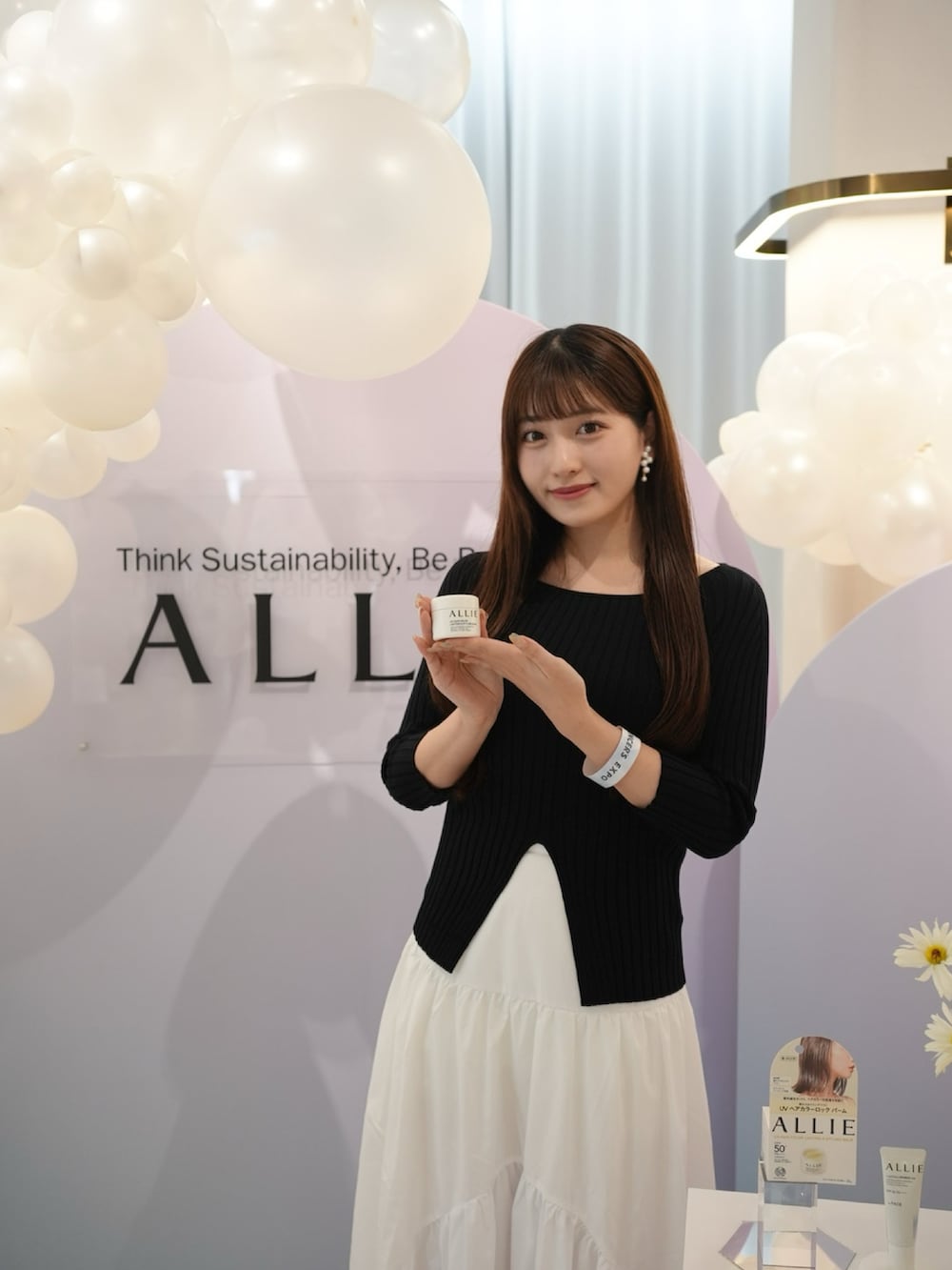 「春めき満開コーデ、モノトーン、モノトーンコーデ、スカート、スカートスタイル、きれいめカジュアル、キレイめ、大人カジュアル、休日スタイル、お出かけコーデ、大人女子、パンプス、春コーデ、大人コーデ、韓国ファッション」｜「miu miuのアイテム（バッグ、ブラック系）」を使った、きらりさん（骨格ストレート・レディース・164cm）の春コーディネートの3枚目の写真