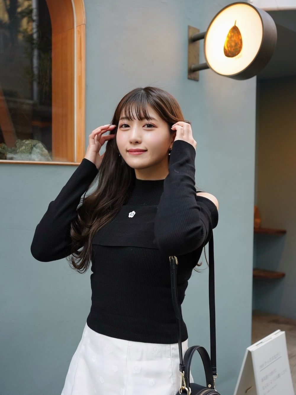 「ミニスカート、ニット、お出かけコーデ、休日スタイル、MARY QUANT、韓国ファッション、ブーツ、ショルダーバッグ、モノトーン、きれいめカジュアル、春コーデ、今日のコーデ、大人ガーリー、レザー、プチプラ」｜「MERCURYDUOの【MARY QUANTコラボ】折返し襟オープンショルダーニット（ニット/セーター、ブラック系）」を使った、きらりさん（骨格ストレート・レディース・164cm）の冬コーディネートの4枚目の写真