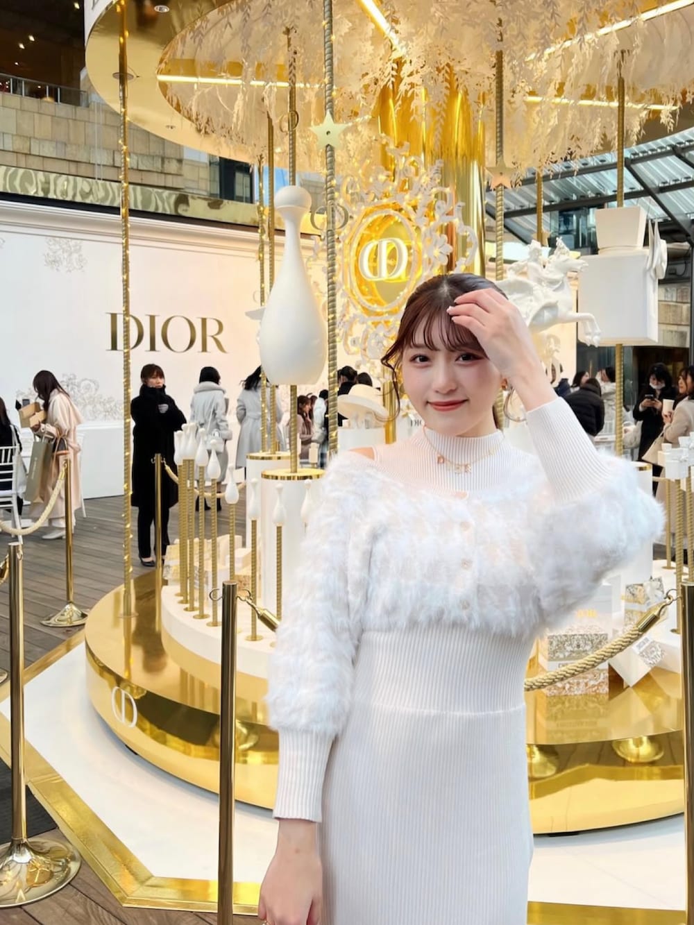 「冬コーデ、ホワイトコーデ、クリスマスに着たい服、シンプルスタイル、レイヤードスタイル、お出かけコーデ、ワンピース、ニット、ブーツ、きれいめカジュアル、キレイめ、休日スタイル、スカート、オトナカジュアル、カーディガン」｜「MERCURYDUOの2WAYジャガードカーデドッキングニットワンピース（ワンピース、ホワイト系）」を使った、きらりさん（骨格ストレート・レディース・164cm）の冬コーディネートの3枚目の写真