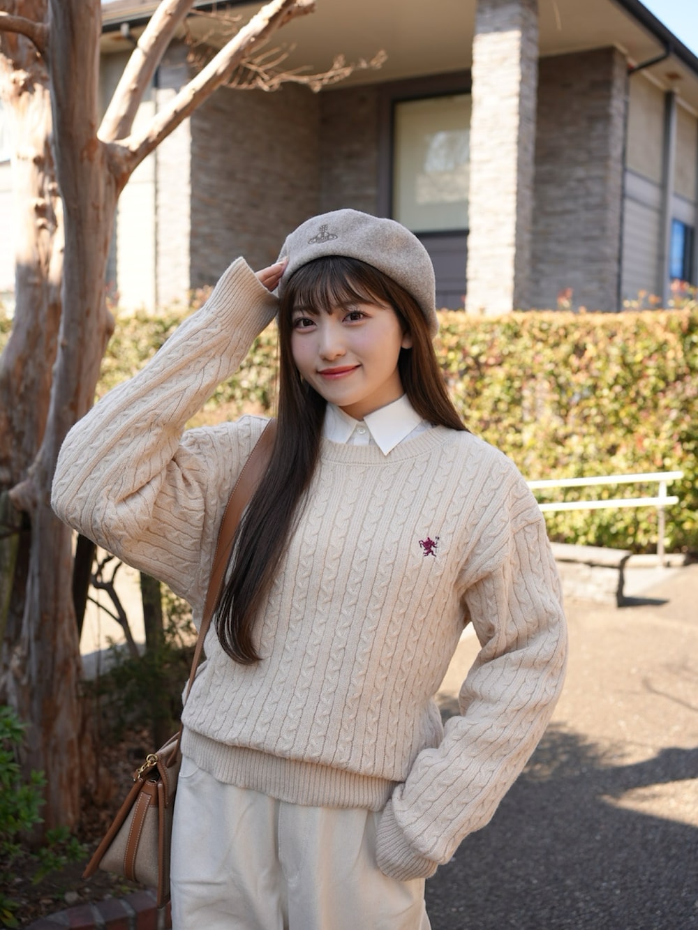 「プチプラ、シャツスタイル、シンプル、きれいめカジュアル、カジュアル、デニム、パンツスタイル、ローファー、春色、ワントーンコーデ、淡色コーデ、ベレー帽、ショルダーバッグ、お出かけコーデ、休日スタイル」|「Vivienne Westwood ACCESSORIESのORB刺繍 バスクベレー帽【239153 840L】(ハンチング/ベレー帽、ブラウン系)」を使った、きらりさん(骨格ストレート・レディース・164cm)の春コーディネートの2枚目の写真