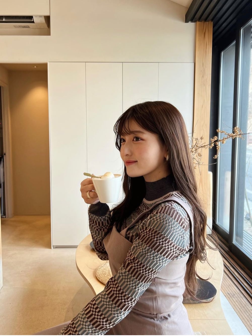 「ニット、ブラウン、秋冬コーデ、今日のコーデ、スカートスタイル、マフラー、オトナカジュアル、レイヤードスタイル、冬コーデ、秋コーデ、ロングスカート、ブーツ、休日スタイル、セットアップ、レイヤード」｜「MURUAのジオメボーダーパターンニット（ニット/セーター、ブラウン系）」を使った、きらりさん（骨格ストレート・レディース・164cm）の秋コーディネートの3枚目の写真