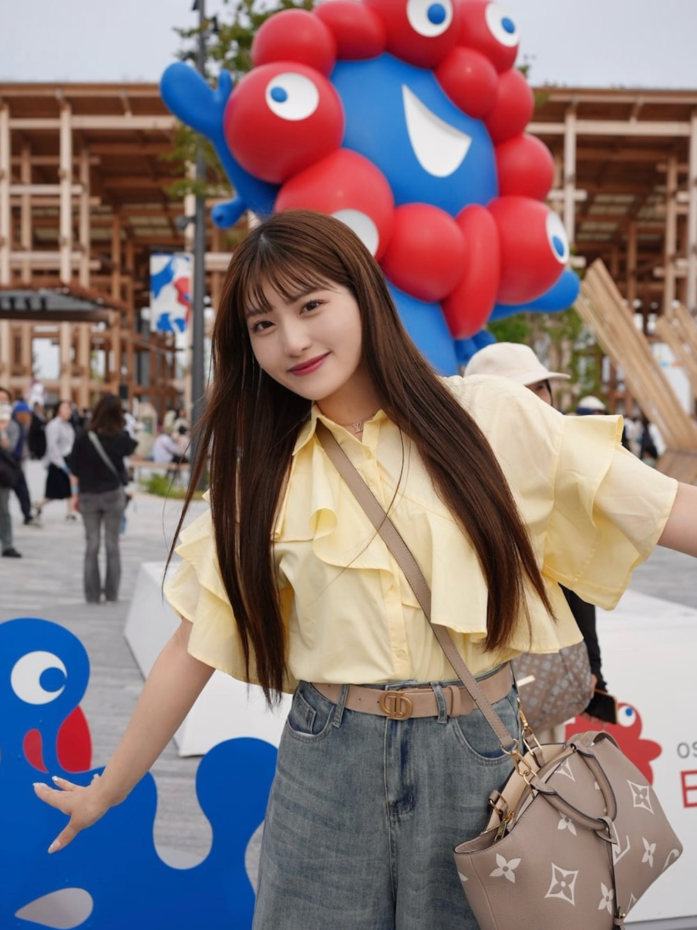 「デニム、デニムパンツ、パンツスタイル、ハンドバッグ、シャツスタイル、お出かけコーデ、休日スタイル、韓国ファッション、きれいめカジュアル、カジュアル、カジュアルコーデ、ショルダーバッグ、ワイドパンツ、大人カジュアル、サンダル」｜「LOUIS VUITTONのアイテム（バッグ、ベージュ系）」を使った、きらりさん（骨格ストレート・レディース・164cm）の春コーディネートの3枚目の写真