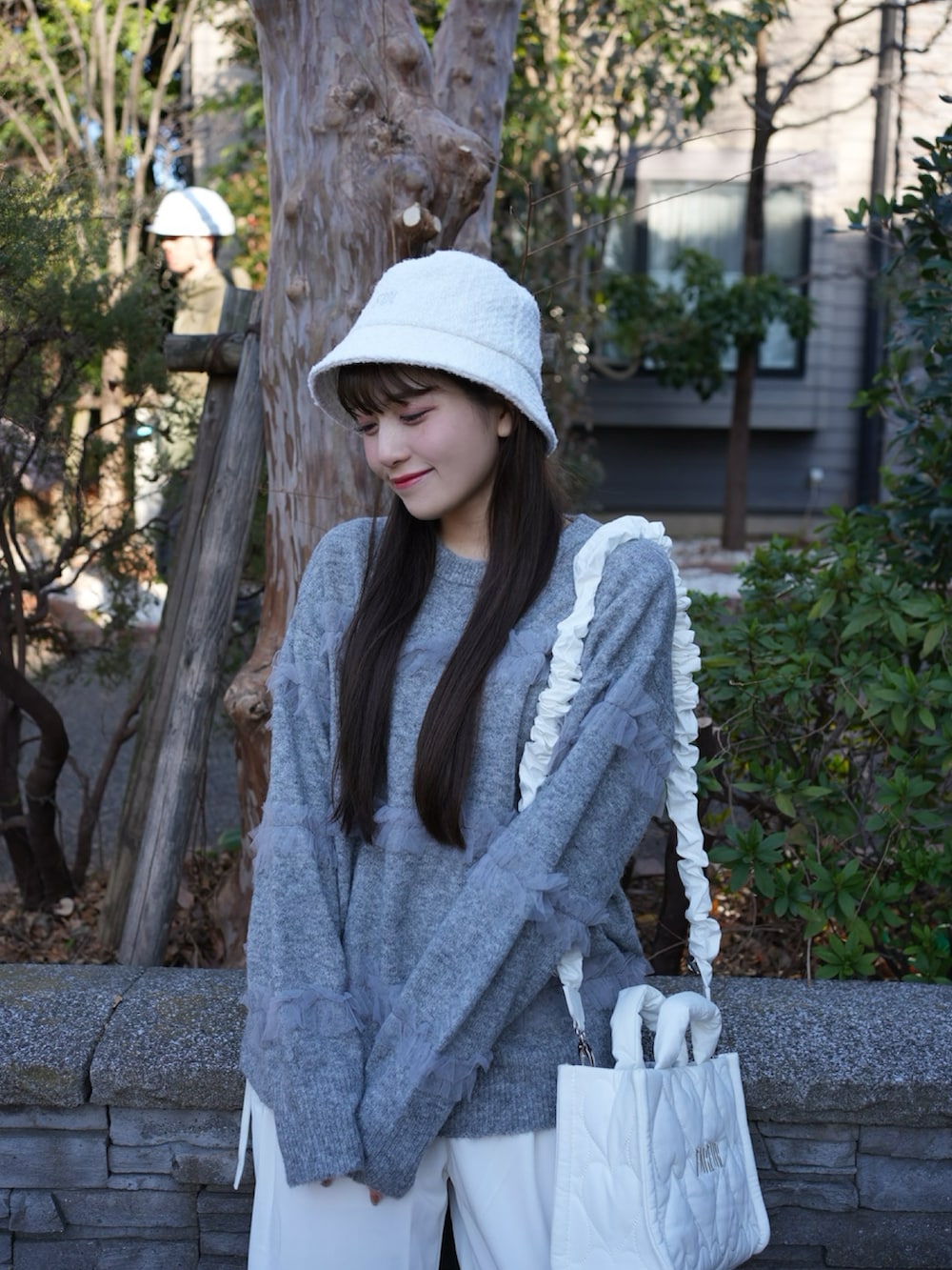「ニット、きれいめカジュアル、ローファー、スラックス、ショルダーバッグ、バケットハット、ハット、韓国ファッション、パンツスタイル、冬コーデ、春コーデ、休日スタイル、お出かけコーデ、ゆるコーデ、プチプラ」｜「BONLECILLのもちもちティアードチュールニットプルオーバー（ニット/セーター、グレー系）」を使った、きらりさん（骨格ストレート・レディース・164cm）の冬コーディネートの3枚目の写真