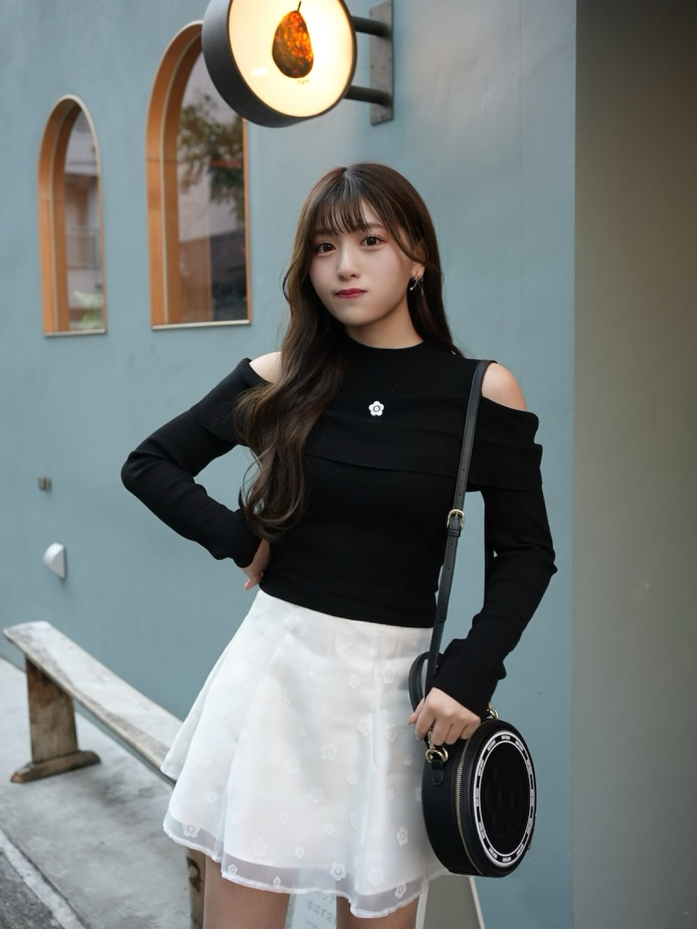 「ミニスカート、ニット、お出かけコーデ、休日スタイル、MARY QUANT、韓国ファッション、ブーツ、ショルダーバッグ、モノトーン、きれいめカジュアル、春コーデ、今日のコーデ、大人ガーリー、レザー、プチプラ」｜「MERCURYDUOの【MARY QUANTコラボ】折返し襟オープンショルダーニット（ニット/セーター、ブラック系）」を使った、きらりさん（骨格ストレート・レディース・164cm）の冬コーディネートの2枚目の写真