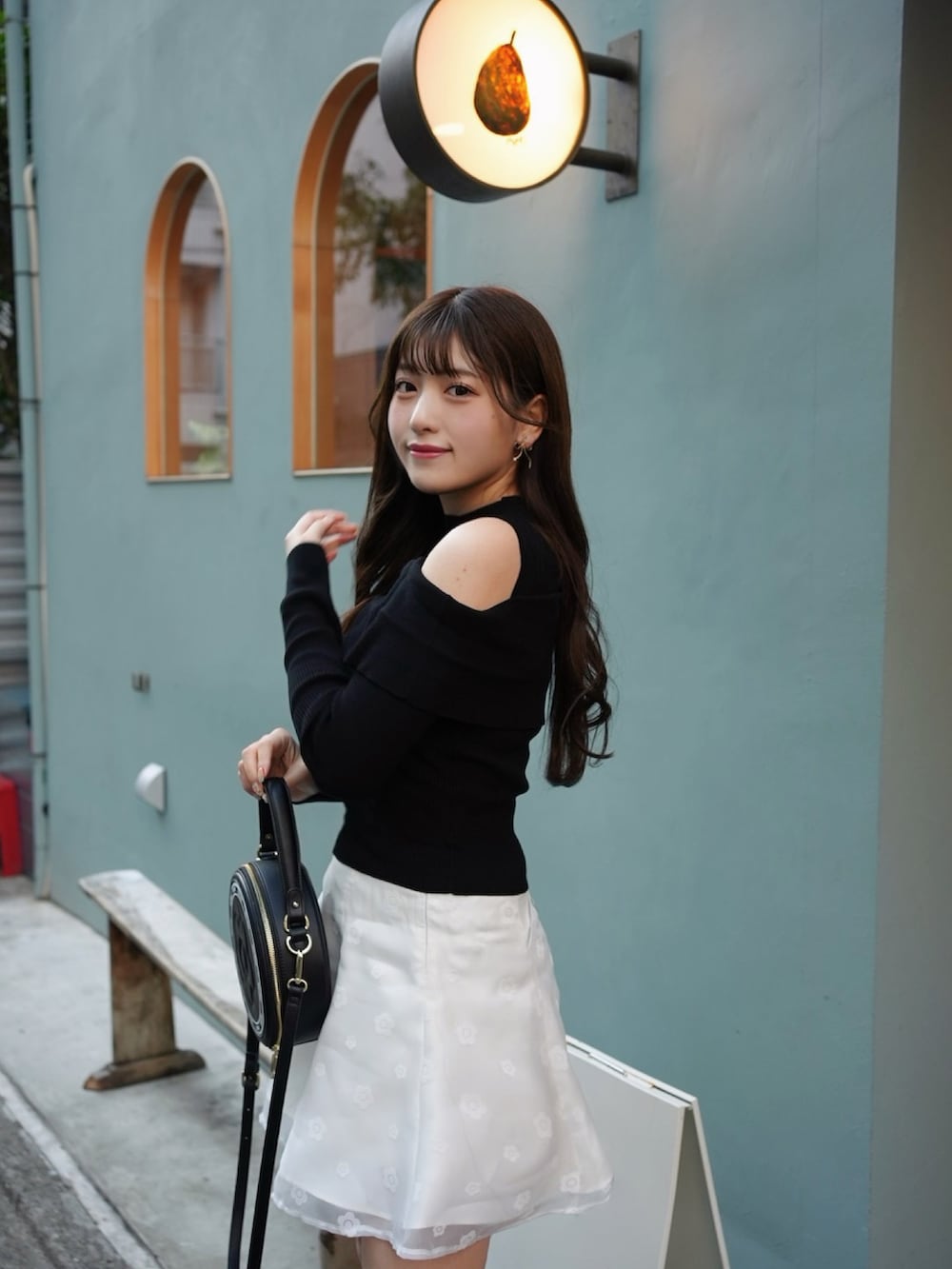 「ミニスカート、ニット、お出かけコーデ、休日スタイル、MARY QUANT、韓国ファッション、ブーツ、ショルダーバッグ、モノトーン、きれいめカジュアル、春コーデ、今日のコーデ、大人ガーリー、レザー、プチプラ」｜「MERCURYDUOの【MARY QUANTコラボ】折返し襟オープンショルダーニット（ニット/セーター、ブラック系）」を使った、きらりさん（骨格ストレート・レディース・164cm）の冬コーディネートの5枚目の写真