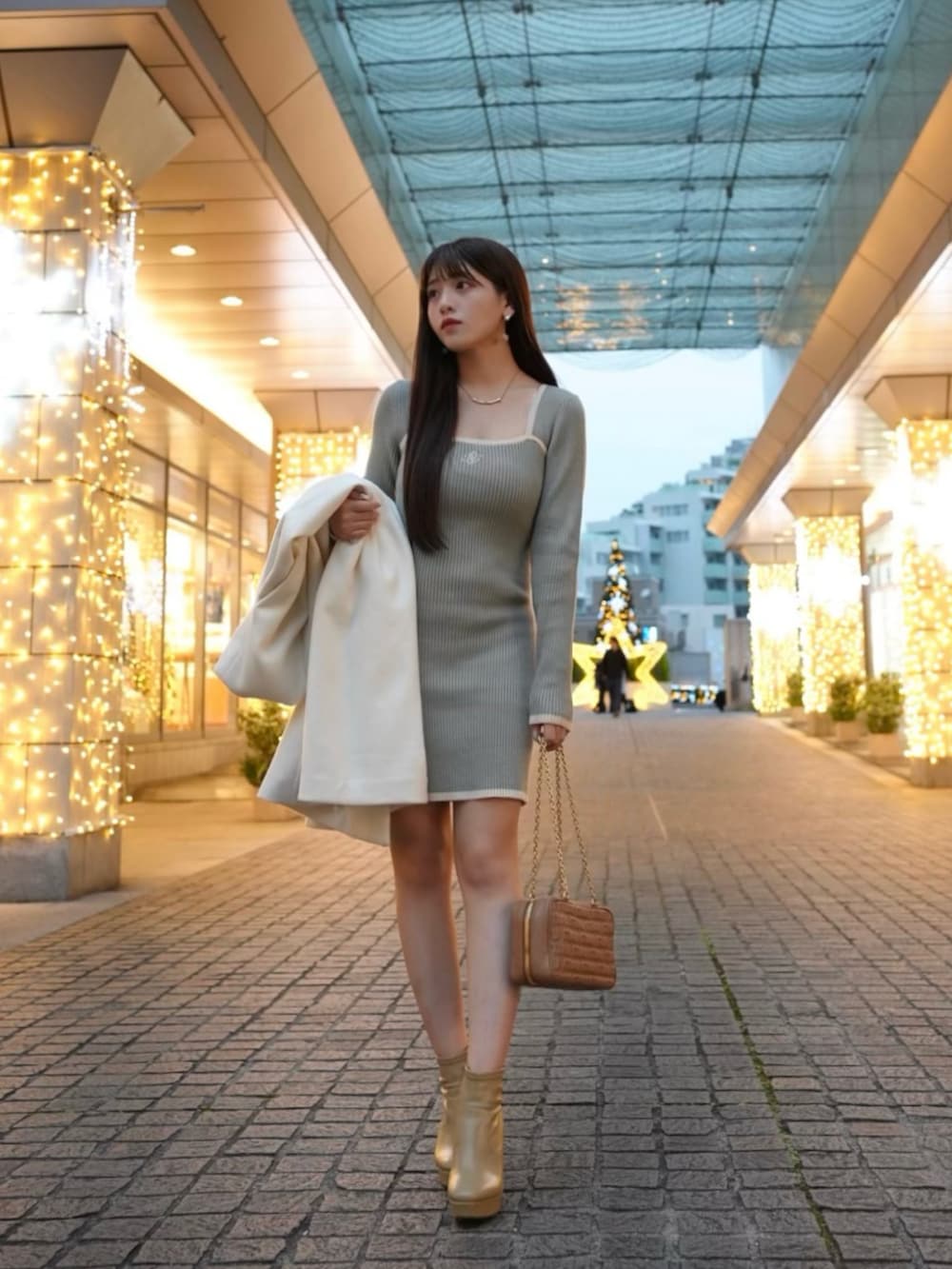 「ロングコート、お出かけコーデ、キレイめ、コート、ワンピース、ショルダーバッグ、ニット、ブーツ、休日スタイル、秋冬コーデ、冬コーデ、イルミネーション、韓国ファッション、きれいめカジュアル、ノーカラーコート」｜「RESEXXYのバイカラーロゴリブニットワンピース（ワンピース、グリーン系）」を使った、きらりさん（骨格ストレート・レディース・164cm）の秋コーディネートの2枚目の写真
