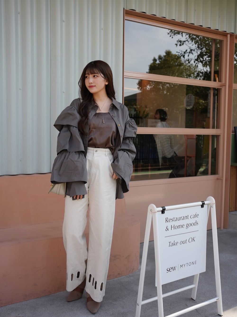 「春色、今日のコーデ、シャツスタイル、プチプラ、オトナカジュアル、きれいめカジュアル、お出かけコーデ、休日スタイル、韓国ファッション、パンツスタイル、春コーデ、シンプルコーデ、レイヤードスタイル、ゆるコーデ、カジュアル」｜「THE YOnのアイレットヘムツイルワイドパンツ（チノパンツ、ホワイト系）」を使った、きらりさん（骨格ストレート・レディース・164cm）の春コーディネートの4枚目の写真