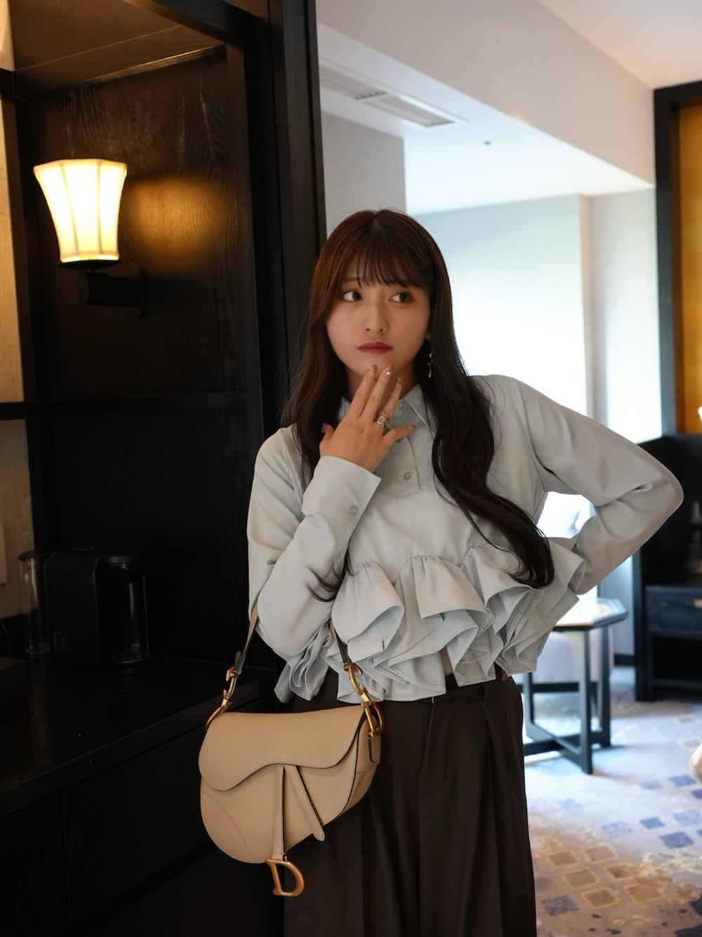 「きれいめカジュアル、キレイめ、ブラウス、シャツスタイル、パンツスタイル、スラックス、お出かけコーデ、休日スタイル、韓国ファッション、春コーデ、パンプス、最近のいい感じコーデ、大人カジュアル、プチプラコーデ、シンプルコーデ」｜「VIOLETTAのフリルヘムスキッパーシャツ（シャツ/ブラウス、ブルー系）」を使った、きらりさん（骨格ストレート・レディース・164cm）の春コーディネートの2枚目の写真