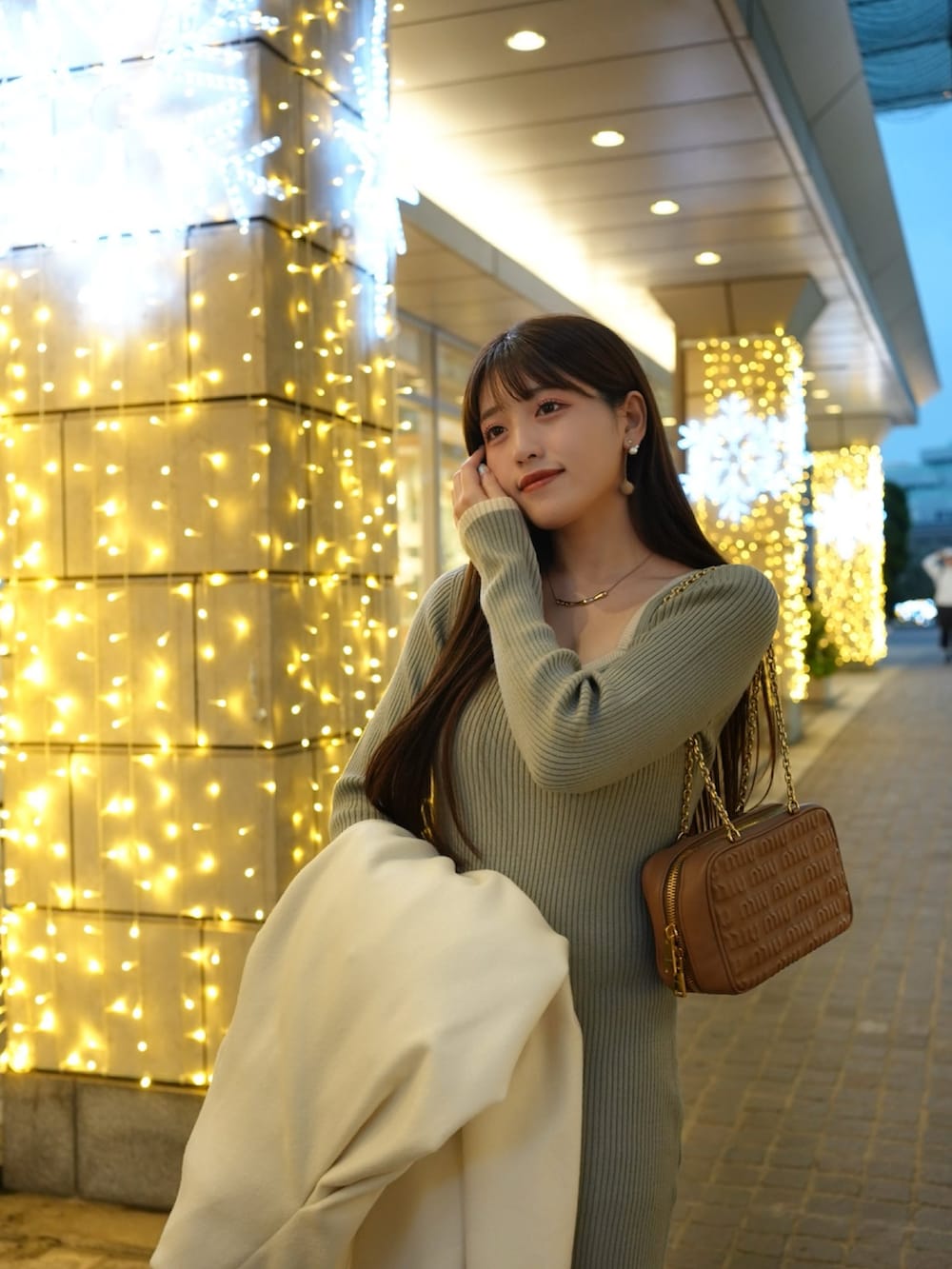 「ロングコート、お出かけコーデ、キレイめ、コート、ワンピース、ショルダーバッグ、ニット、ブーツ、休日スタイル、秋冬コーデ、冬コーデ、イルミネーション、韓国ファッション、きれいめカジュアル、ノーカラーコート」｜「RESEXXYのバイカラーロゴリブニットワンピース（ワンピース、グリーン系）」を使った、きらりさん（骨格ストレート・レディース・164cm）の秋コーディネートの3枚目の写真