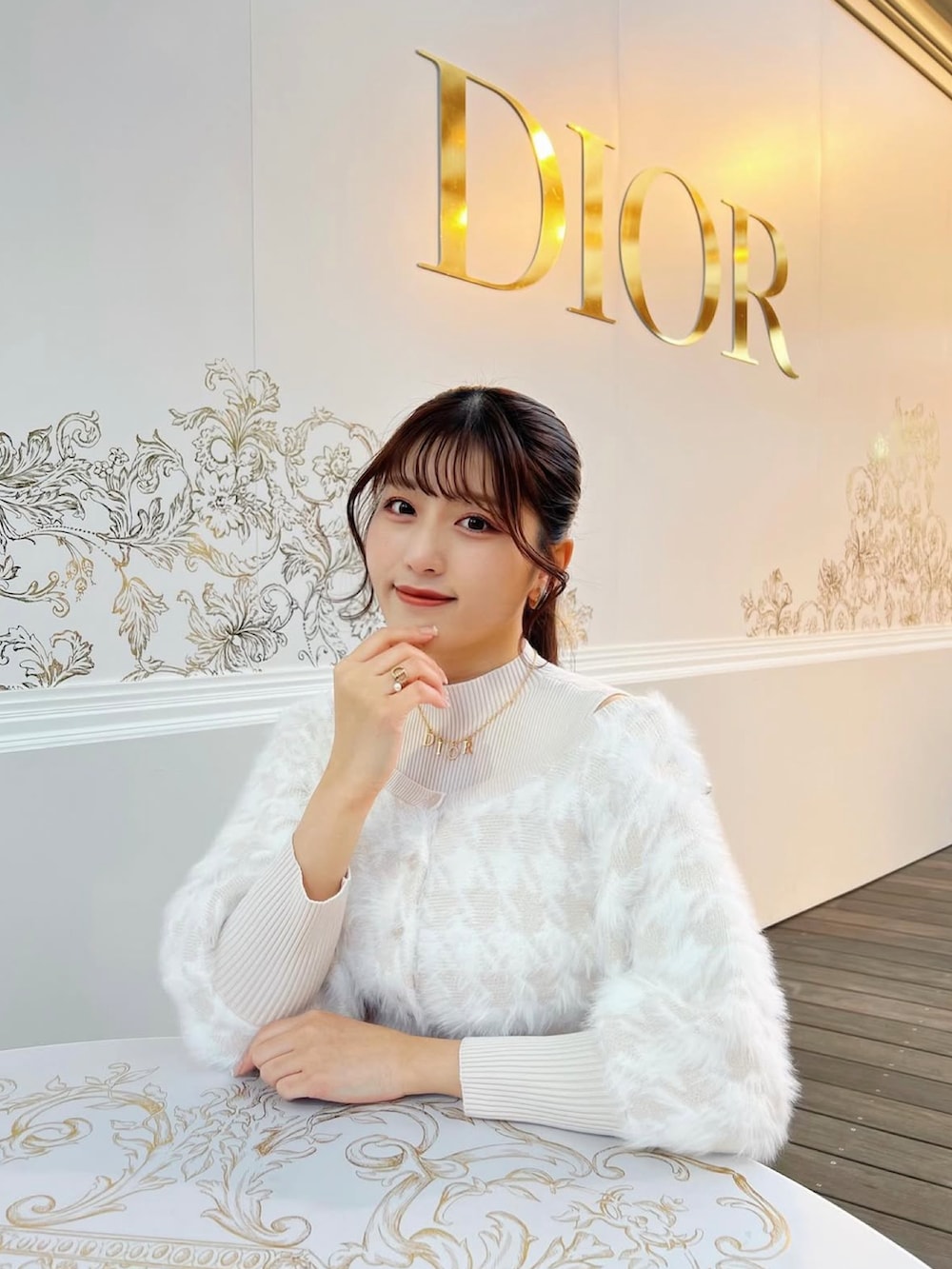 「冬コーデ、ホワイトコーデ、クリスマスに着たい服、シンプルスタイル、レイヤードスタイル、お出かけコーデ、ワンピース、ニット、ブーツ、きれいめカジュアル、キレイめ、休日スタイル、スカート、オトナカジュアル、カーディガン」｜「MERCURYDUOの2WAYジャガードカーデドッキングニットワンピース（ワンピース、ホワイト系）」を使った、きらりさん（骨格ストレート・レディース・164cm）の冬コーディネートの2枚目の写真