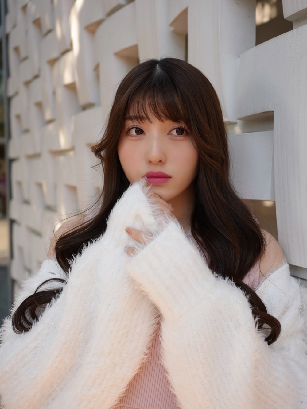 「春色、今日のコーデ、ワンピース、カーディガン、プチプラ、スニーカー、ピンク、韓国ファッション、きれいめカジュアル、休日スタイル、お出かけコーデ、スカート、春コーデ、春服コーデ、ミニバッグ」｜「one after another NICE CLAUPのプラットフォームリボンカスタムスニーカー（スニーカー、ホワイト系）」を使った、きらりさん（骨格ストレート・レディース・164cm）の春コーディネートの4枚目の写真