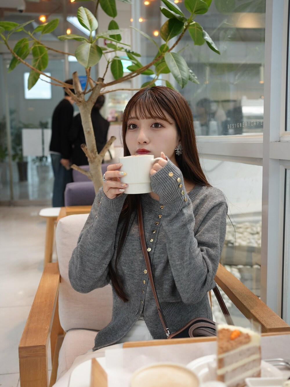 「秋コーデ、パンツスタイル、お洒落さんとつながりたい、ラクチンコーデ、シンプルスタイル、オトナカワイイ、今日のコーデ、シンプルコーデ、休日スタイル、ゆるコーデ、カジュアルコーデ、きれいめコーデ、韓国ファッション、きれいめカジュアル、カーディガン」｜「mily biletの【mily bilet】ゴールドボタン使いが上品見せ。エレガント胸刺ニットカーディガン（カーディガン/ボレロ、グレー系）」を使った、きらりさん（骨格ストレート・レディース・164cm）の秋コーディネートの3枚目の写真