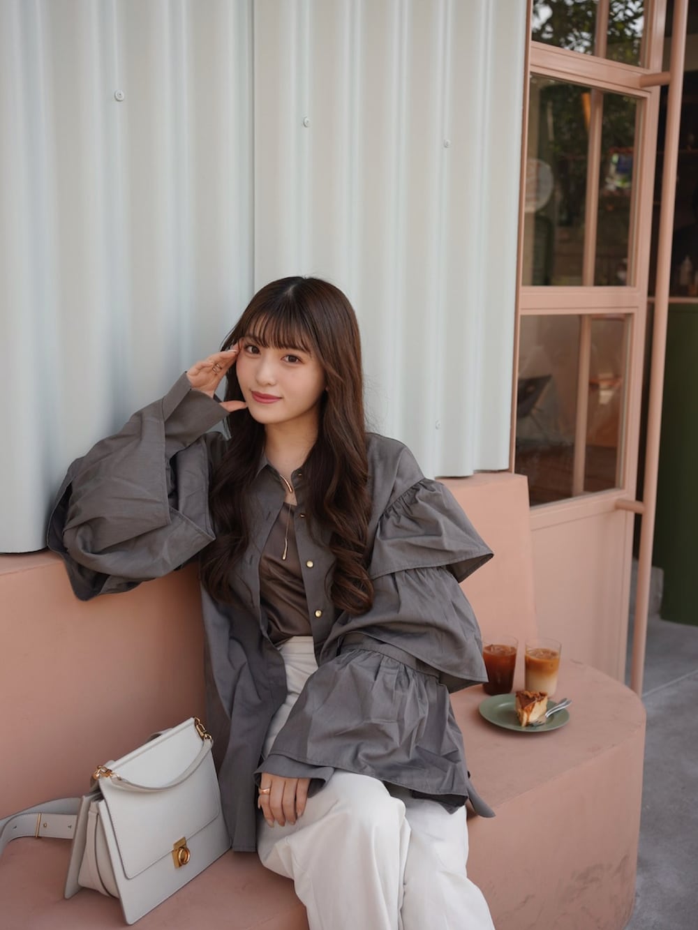 「春色、今日のコーデ、シャツスタイル、プチプラ、オトナカジュアル、きれいめカジュアル、お出かけコーデ、休日スタイル、韓国ファッション、パンツスタイル、春コーデ、シンプルコーデ、レイヤードスタイル、ゆるコーデ、カジュアル」｜「THE YOnのアイレットヘムツイルワイドパンツ（チノパンツ、ホワイト系）」を使った、きらりさん（骨格ストレート・レディース・164cm）の春コーディネートの2枚目の写真