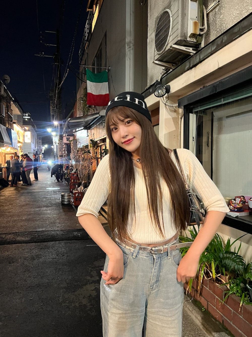 「春めき満開コーデ、デニム、パンツスタイル、春コーデ、休日スタイル、カジュアル、お出かけコーデ、スニーカー、ミニバッグ、韓国ファッション、きれいめカジュアル、カジュアルコーデ、ラフ、ゆるコーデ、スニーカーコーデ」｜「AS KNOW AS PINKYのアイテム（デニムパンツ、ブルー系）」を使った、きらりさん（骨格ストレート・レディース・164cm）の春コーディネートの3枚目の写真