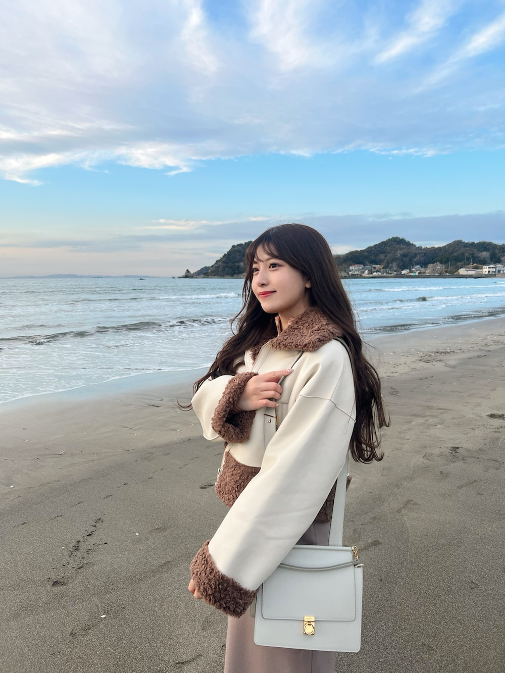 「春コーデ、ジャケット、休日スタイル、お出かけコーデ、スカート、きれいめカジュアル、キレイめ、韓国ファッション、ショルダーバッグ、パンプス、アウター、シンプルコーデ、シンプル、淡色コーデ、春めき満開コーデ」｜「jouetieのカラーボアムートンジャケット（その他アウター、ホワイト系）」を使った、きらりさん（骨格ストレート・レディース・164cm）の春コーディネートの3枚目の写真