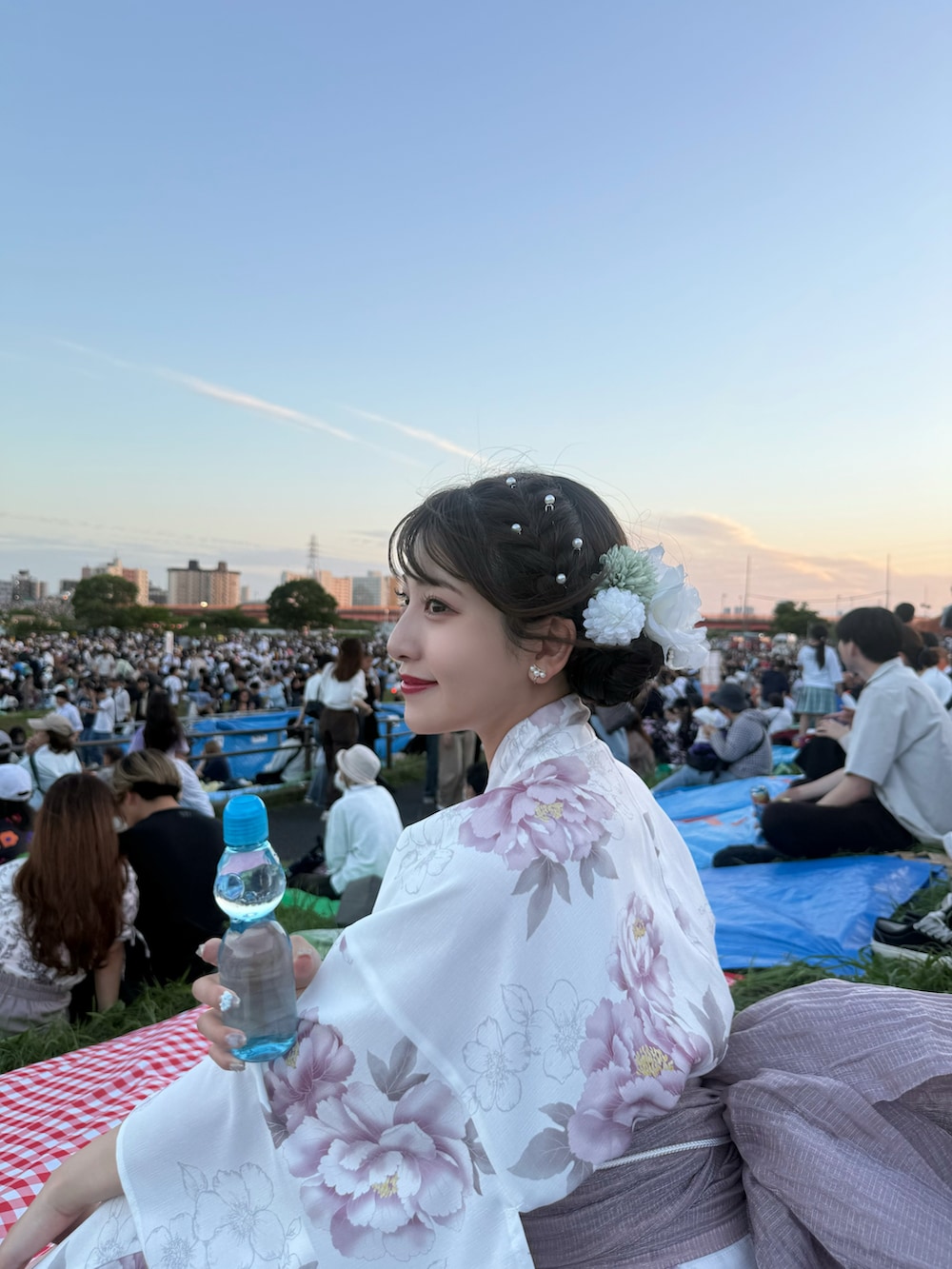 ホワイト系の浴衣を着用したレディースの春コーディネートの4枚目の写真
