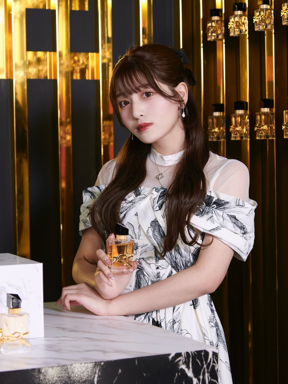「ワンピース、モノトーン、リボン、ハンドバッグ、ワントーンコーデ、春コーデ、モノトーンコーデ、キレイめ、お出かけコーデ、休日スタイル、パンプス、大人ガーリー、フェミニン、ホワイト、きれいめ」｜「RANDAのモノグラム×ホットフィックス シアーパンプス（パンプス、ブラック系）」を使った、きらりさん（骨格ストレート・レディース・164cm）の春コーディネートの3枚目の写真