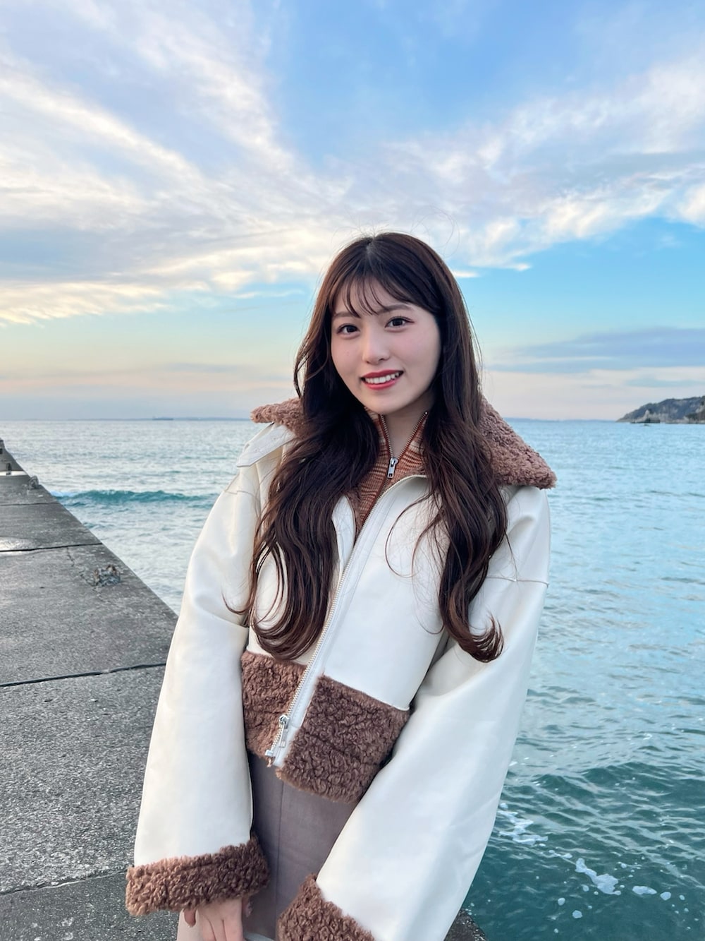 「春コーデ、ジャケット、休日スタイル、お出かけコーデ、スカート、きれいめカジュアル、キレイめ、韓国ファッション、ショルダーバッグ、パンプス、アウター、シンプルコーデ、シンプル、淡色コーデ、春めき満開コーデ」｜「jouetieのカラーボアムートンジャケット（その他アウター、ホワイト系）」を使った、きらりさん（骨格ストレート・レディース・164cm）の春コーディネートの2枚目の写真