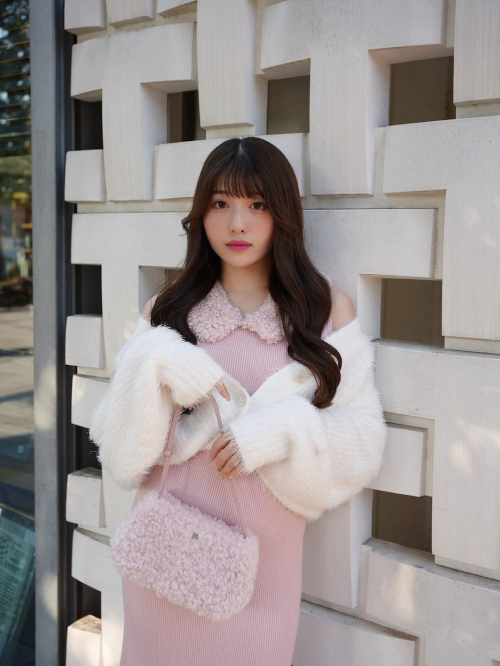 「春色、今日のコーデ、ワンピース、カーディガン、プチプラ、スニーカー、ピンク、韓国ファッション、きれいめカジュアル、休日スタイル、お出かけコーデ、スカート、春コーデ、春服コーデ、ミニバッグ」｜「one after another NICE CLAUPのプラットフォームリボンカスタムスニーカー（スニーカー、ホワイト系）」を使った、きらりさん（骨格ストレート・レディース・164cm）の春コーディネートの2枚目の写真