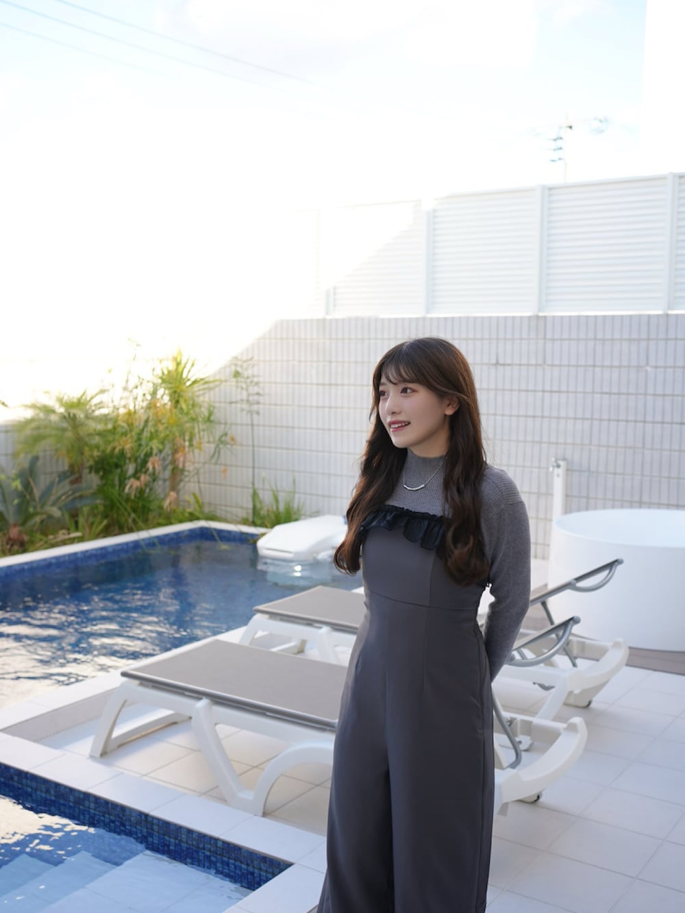 「冬コーデ、クリスマスに着たい服、マイベストコーデ2024、シンプルスタイル、シンプル、グレー、ワントーンコーデ、きれいめカジュアル、キレイめ、パンツスタイル、ニット、ブーツ、お出かけコーデ、休日スタイル、ゆるコーデ」｜「Louereのバックレースアップフリルオールインワン（つなぎ/オールインワン、グレー系）」を使った、きらりさん（骨格ストレート・レディース・164cm）の冬コーディネートの3枚目の写真