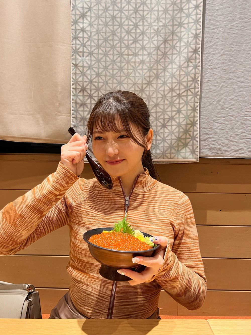 「春コーデ、ジャケット、休日スタイル、お出かけコーデ、スカート、きれいめカジュアル、キレイめ、韓国ファッション、ショルダーバッグ、パンプス、アウター、シンプルコーデ、シンプル、淡色コーデ、春めき満開コーデ」｜「jouetieのカラーボアムートンジャケット（その他アウター、ホワイト系）」を使った、きらりさん（骨格ストレート・レディース・164cm）の春コーディネートの4枚目の写真