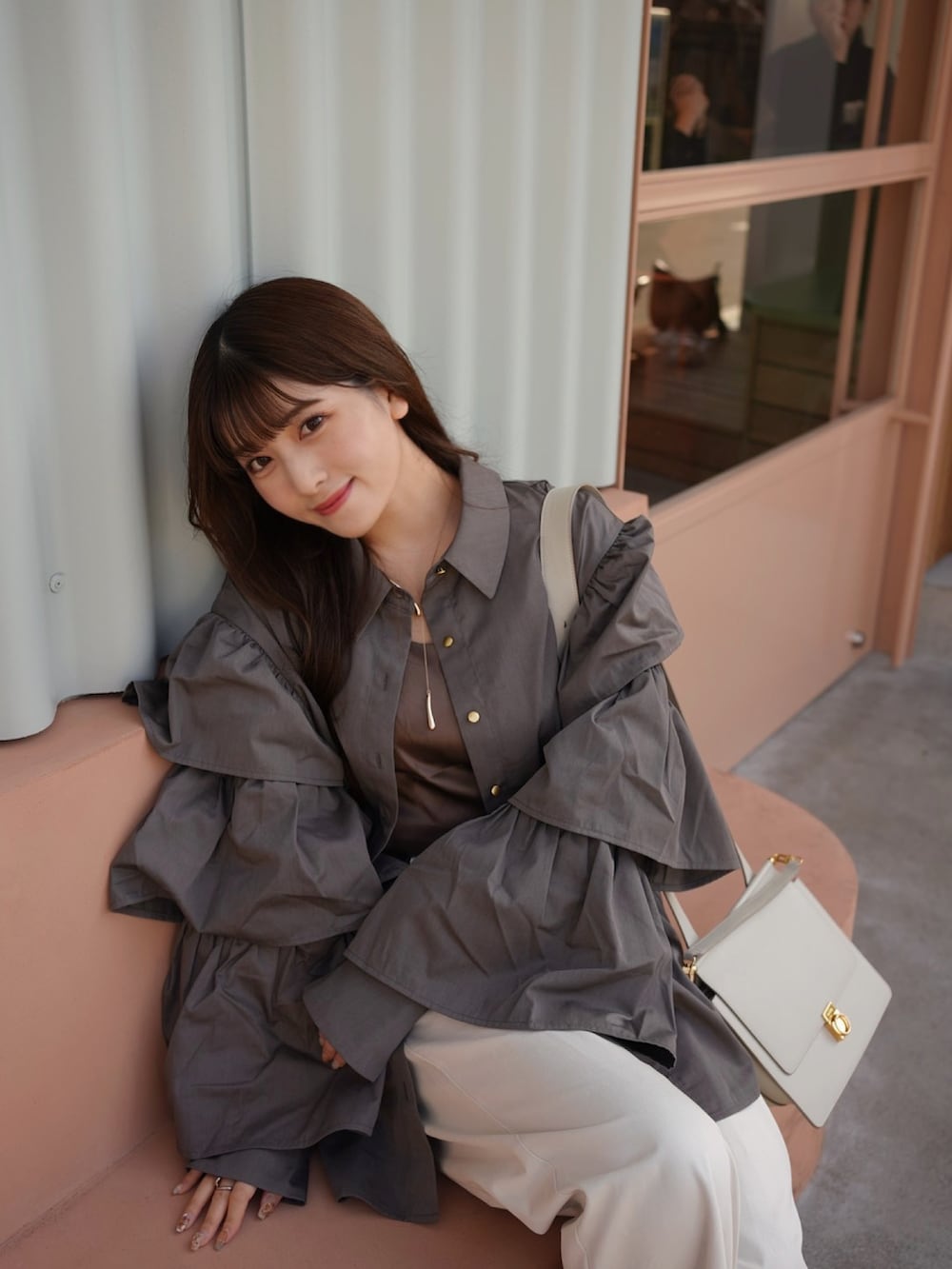 「春色、今日のコーデ、シャツスタイル、プチプラ、オトナカジュアル、きれいめカジュアル、お出かけコーデ、休日スタイル、韓国ファッション、パンツスタイル、春コーデ、シンプルコーデ、レイヤードスタイル、ゆるコーデ、カジュアル」｜「THE YOnのアイレットヘムツイルワイドパンツ（チノパンツ、ホワイト系）」を使った、きらりさん（骨格ストレート・レディース・164cm）の春コーディネートの3枚目の写真