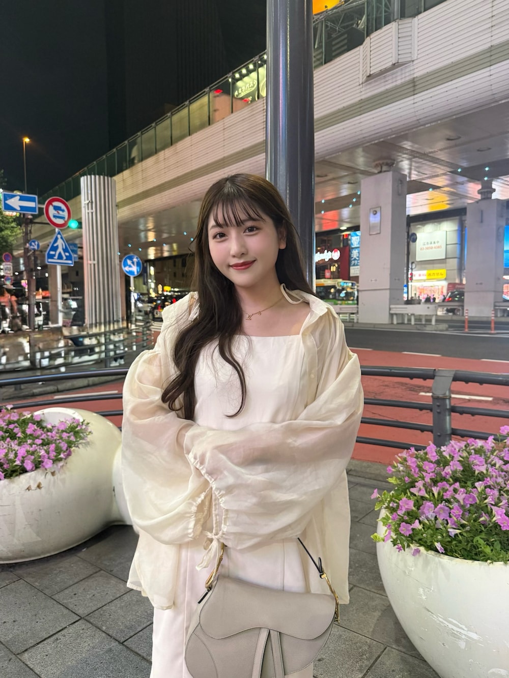 ベージュ系のバッグ、ホワイト系のシャツ/ブラウス、ホワイト系のワンピースを着用したレディースの夏コーディネートの2枚目の写真
