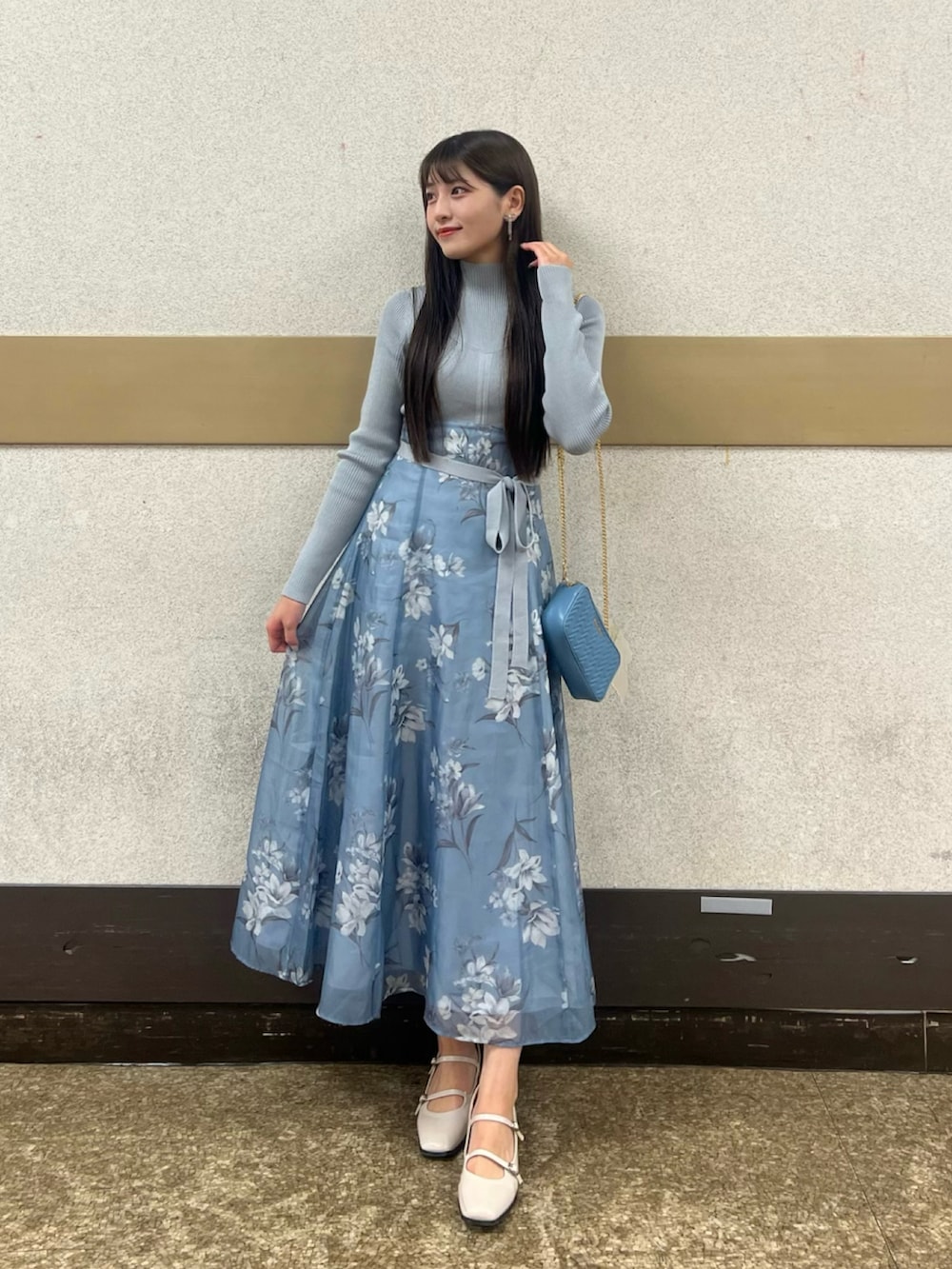 「秋っぽコーデ更新中、大人かわいい、オトナ女子、ootd、秋、キレイめ、ワンピース、秋服コーデ、高身長コーデ、ニット/セーター、ワンマイルウェア、大人ガーリー、プチプラ、きれいめ、お洒落さんとつながりたい」｜「MERCURYDUOのフラワードッキングコルセットワンピース（ワンピース、ブルー系）」を使った、きらりさん（骨格ストレート・レディース・164cm）の秋コーディネートの2枚目の写真