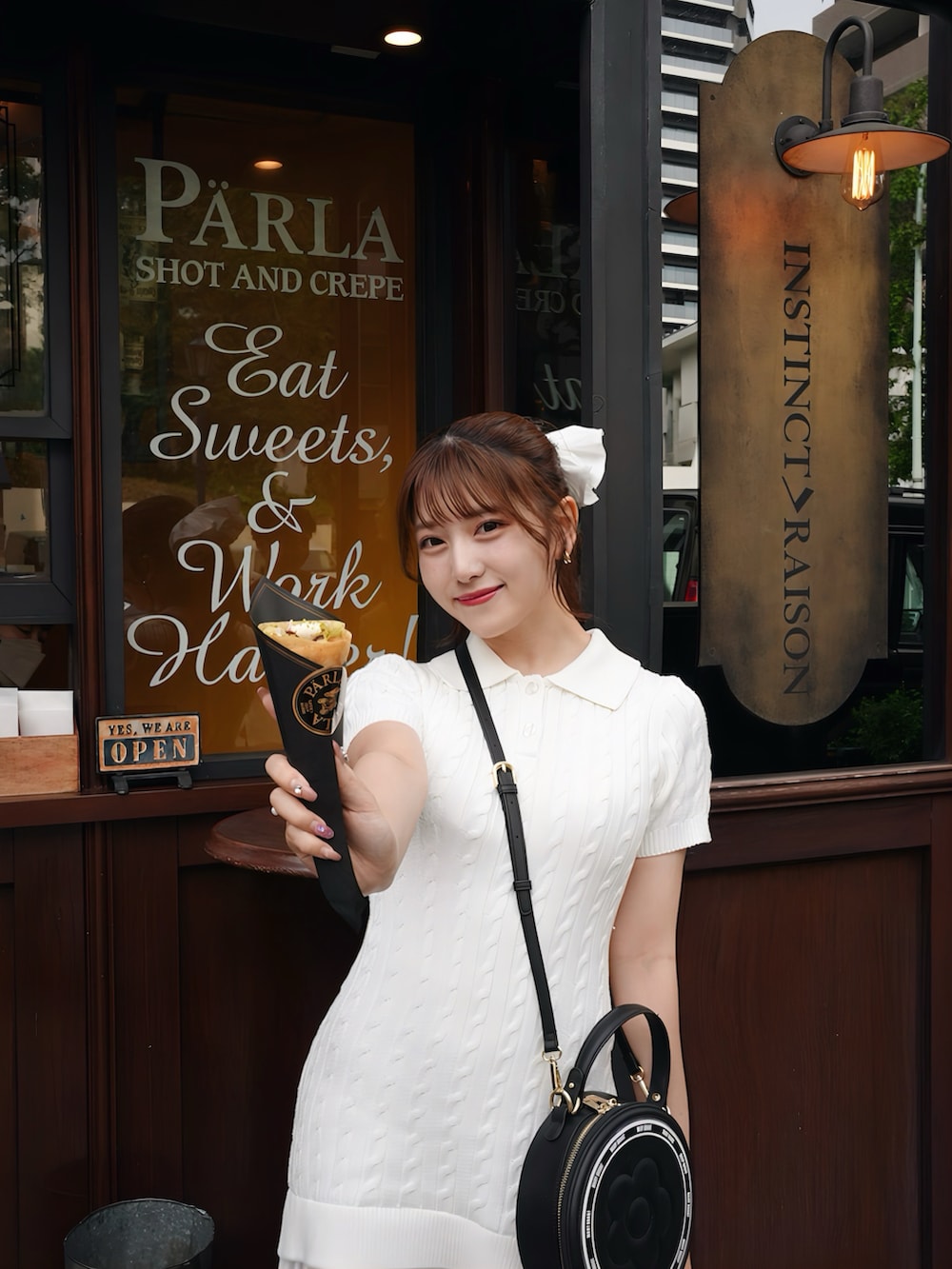 「ショルダーバッグ、リボン、大人カジュアル、ガーリー、モノトーン、ワンピース、ミニスカート、韓国ファッション、今日のコーデ、休日スタイル、お出かけコーデ、きれいめカジュアル、キレイめ、ローファー、スカート」｜「MERCURYDUOの異素材プリーツドッキングポロニットミニワンピ（ワンピース、ホワイト系）」を使った、きらりさん（骨格ストレート・レディース・164cm）の春コーディネートの4枚目の写真