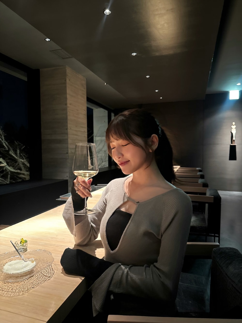 ベージュ系のニット/セーター、ブラック系のスラックス、ブラック系のブーツを着用したレディースの夏コーディネートの4枚目の写真