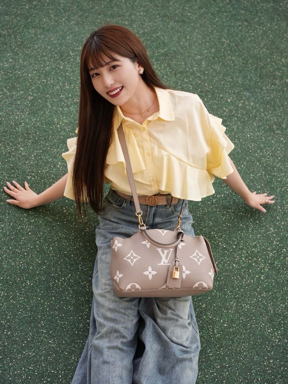 「デニム、デニムパンツ、パンツスタイル、ハンドバッグ、シャツスタイル、お出かけコーデ、休日スタイル、韓国ファッション、きれいめカジュアル、カジュアル、カジュアルコーデ、ショルダーバッグ、ワイドパンツ、大人カジュアル、サンダル」｜「LOUIS VUITTONのアイテム（バッグ、ベージュ系）」を使った、きらりさん（骨格ストレート・レディース・164cm）の春コーディネートの4枚目の写真