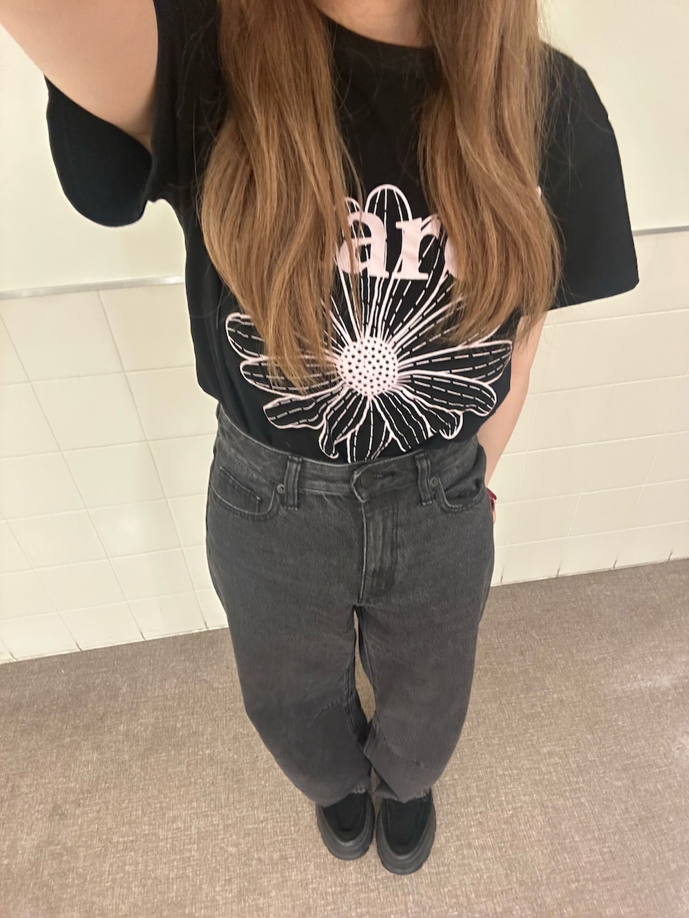 ブラック系のTシャツ/カットソー、ブラック系のデニムパンツ、ブラック系のローファーを着用したレディースの夏コーディネートの2枚目の写真