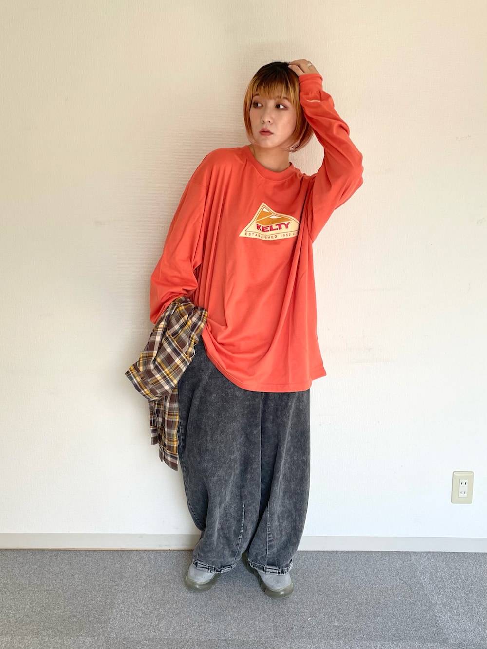 「秋コーデ、お出かけコーデ、今日のコーデ、おしゃれさんと繋がりたい、ootd、プチプラ、オーバーサイズ、秋カラー、ネルシャツ、チェックシャツ、カラーリンク、KELTY」｜「KELTYのアイテム（Tシャツ/カットソー、オレンジ系）」を使った、あや姐さん（レディース・165cm）の秋コーディネートの2枚目の写真