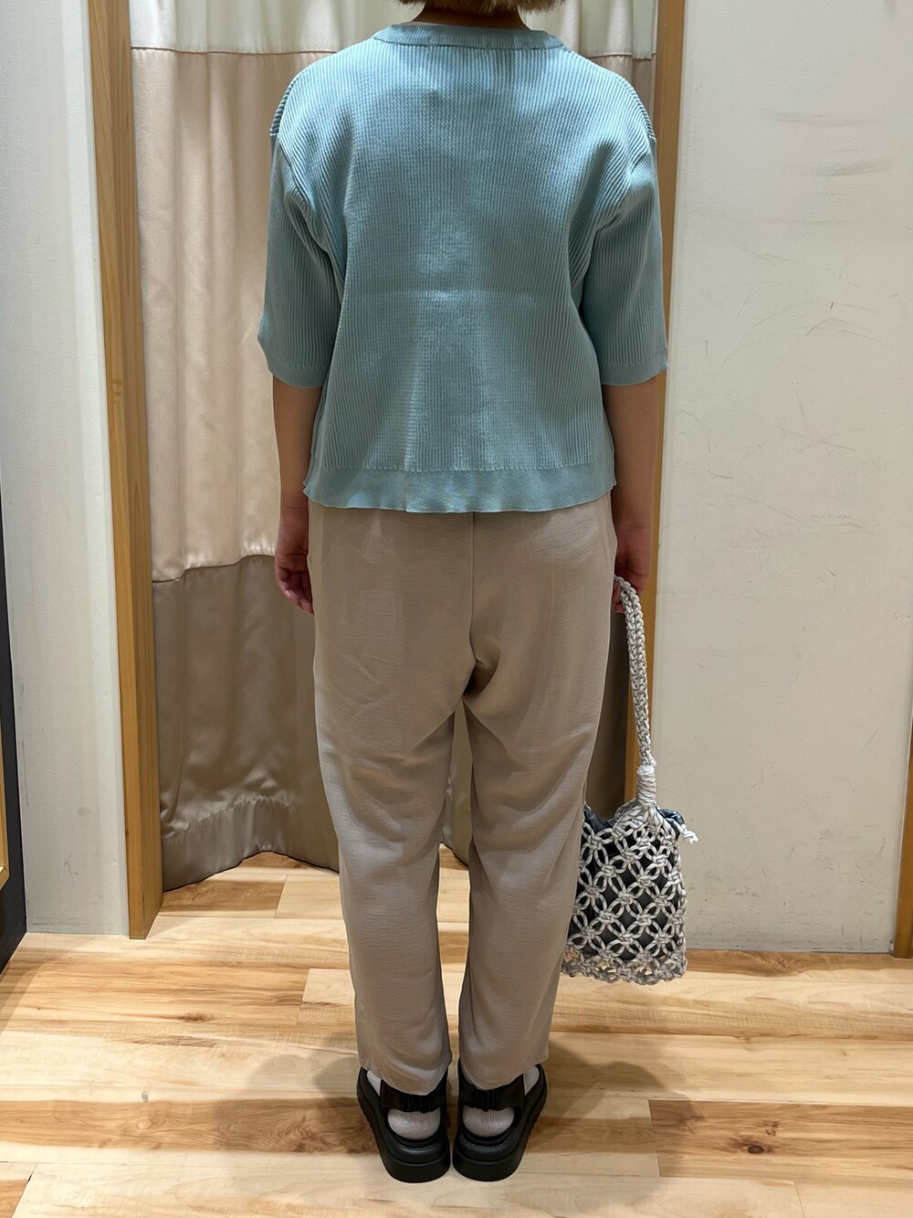 ホワイト系のTシャツ/カットソー、グリーン系のカーディガン/ボレロ、ベージュ系のその他パンツを着用したレディースの夏コーディネートの2枚目の写真