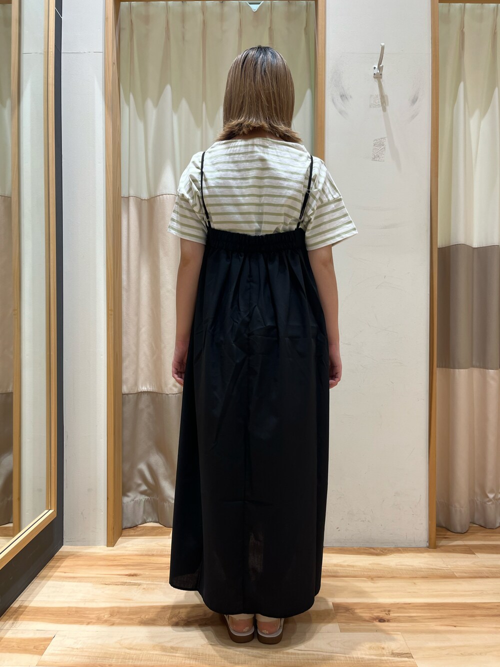 グレー系のカーディガン/ボレロ、グリーン系のTシャツ/カットソー、ブラック系のワンピースを着用したレディースの夏コーディネートの4枚目の写真