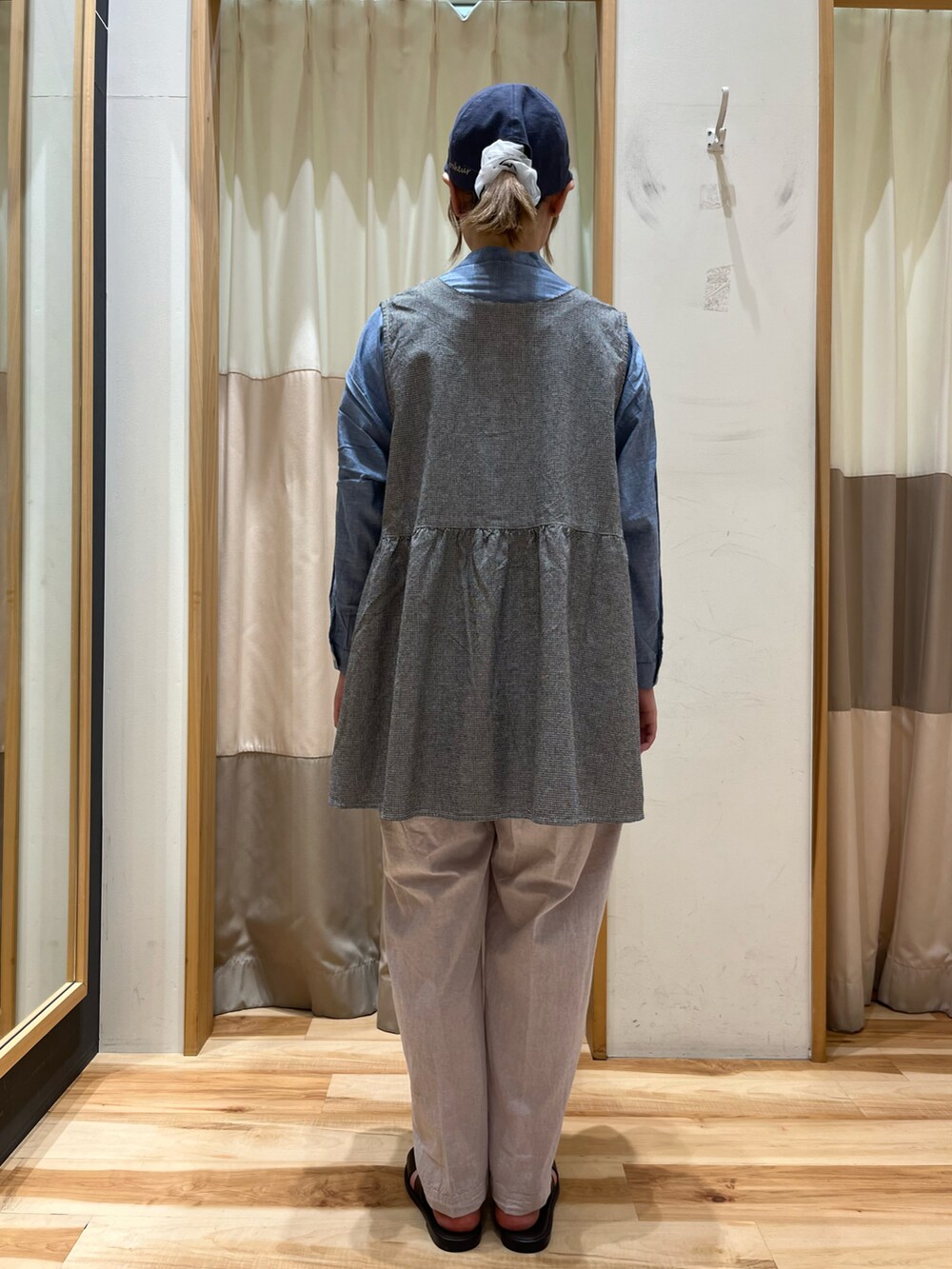 ブルー系のシャツ/ブラウス、グレー系のベスト、グレー系のその他パンツを着用したレディースの夏コーディネートの2枚目の写真