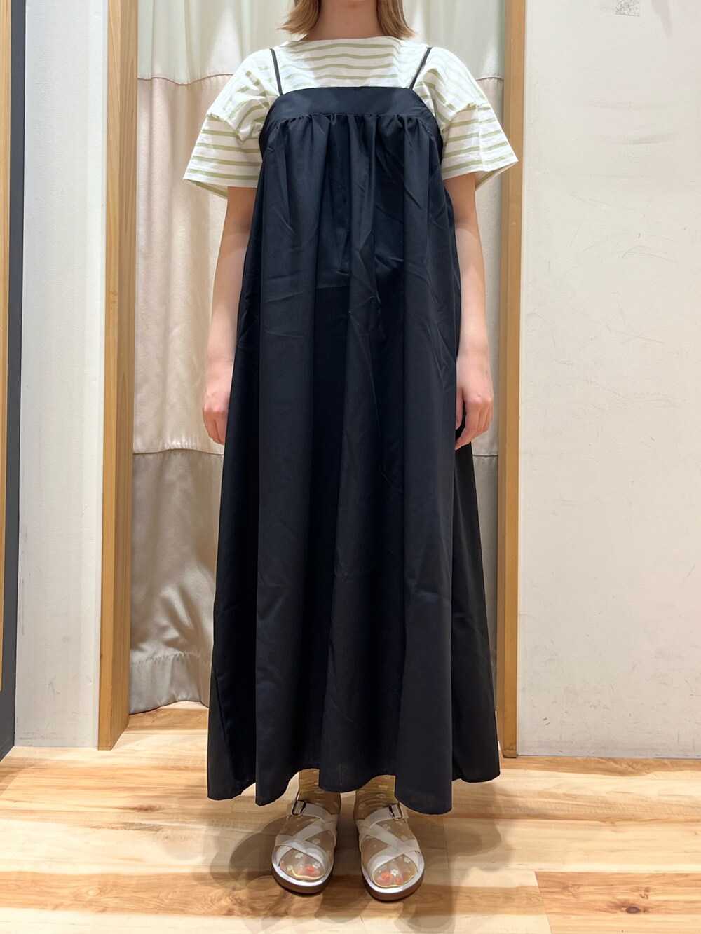 グレー系のカーディガン/ボレロ、グリーン系のTシャツ/カットソー、ブラック系のワンピースを着用したレディースの夏コーディネートの3枚目の写真