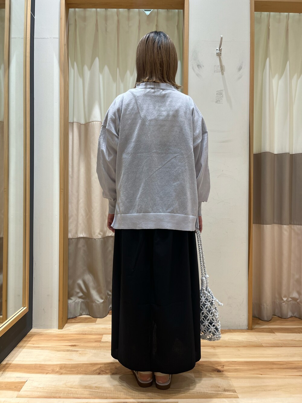 グレー系のカーディガン/ボレロ、グリーン系のTシャツ/カットソー、ブラック系のワンピースを着用したレディースの夏コーディネートの2枚目の写真