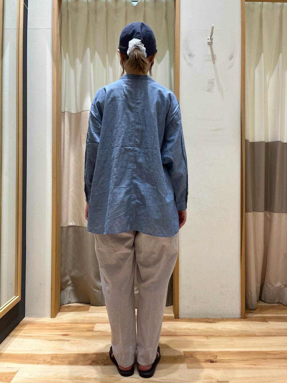 ブルー系のシャツ/ブラウス、グレー系のベスト、グレー系のその他パンツを着用したレディースの夏コーディネートの4枚目の写真